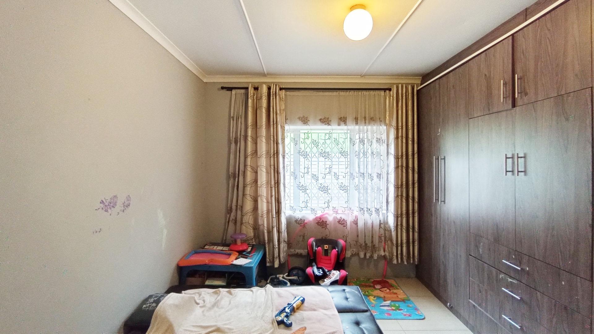 Bed Room 2 - 32 square meters of property in Kharwastan