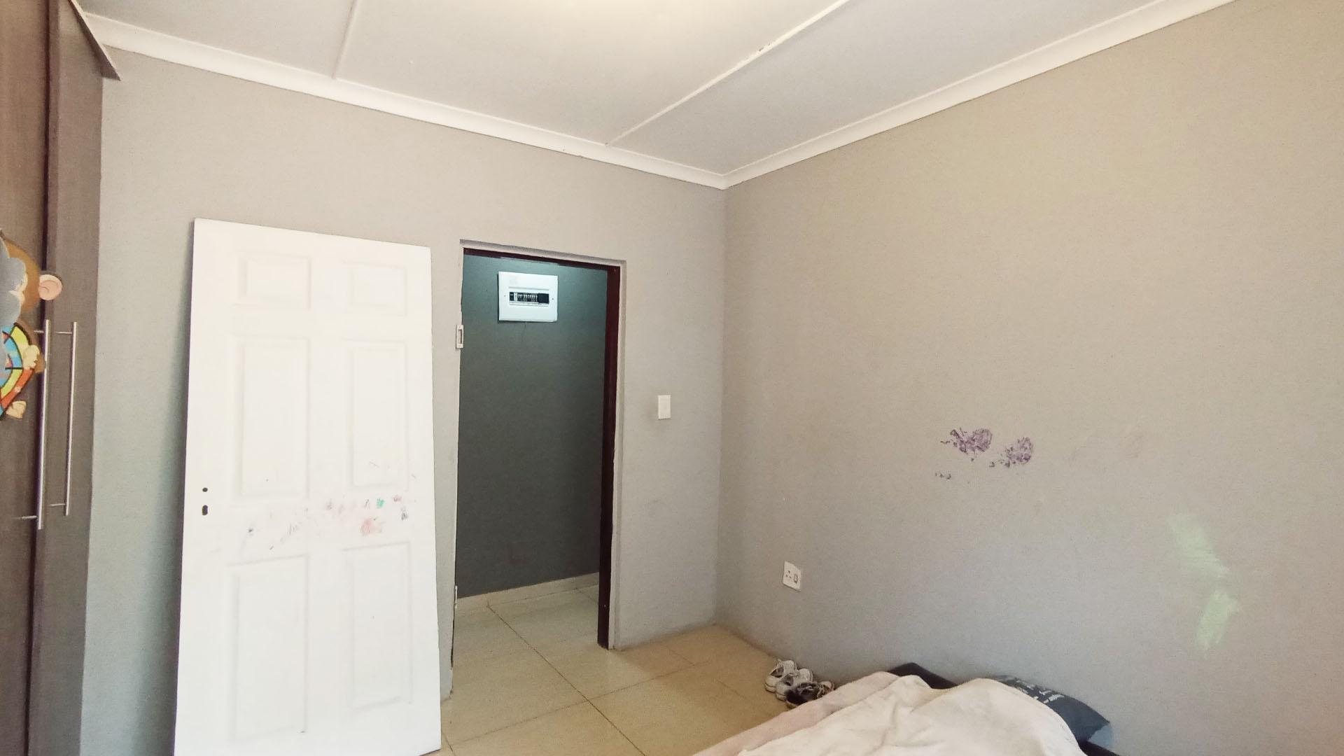 Bed Room 2 - 32 square meters of property in Kharwastan