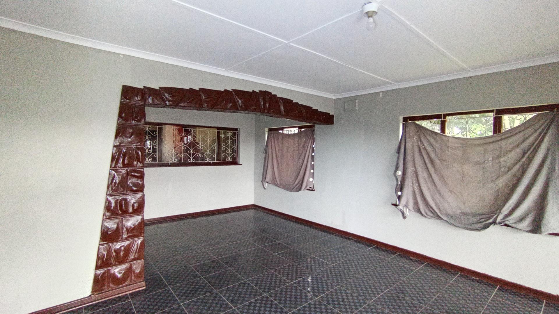 Lounges - 69 square meters of property in Kharwastan