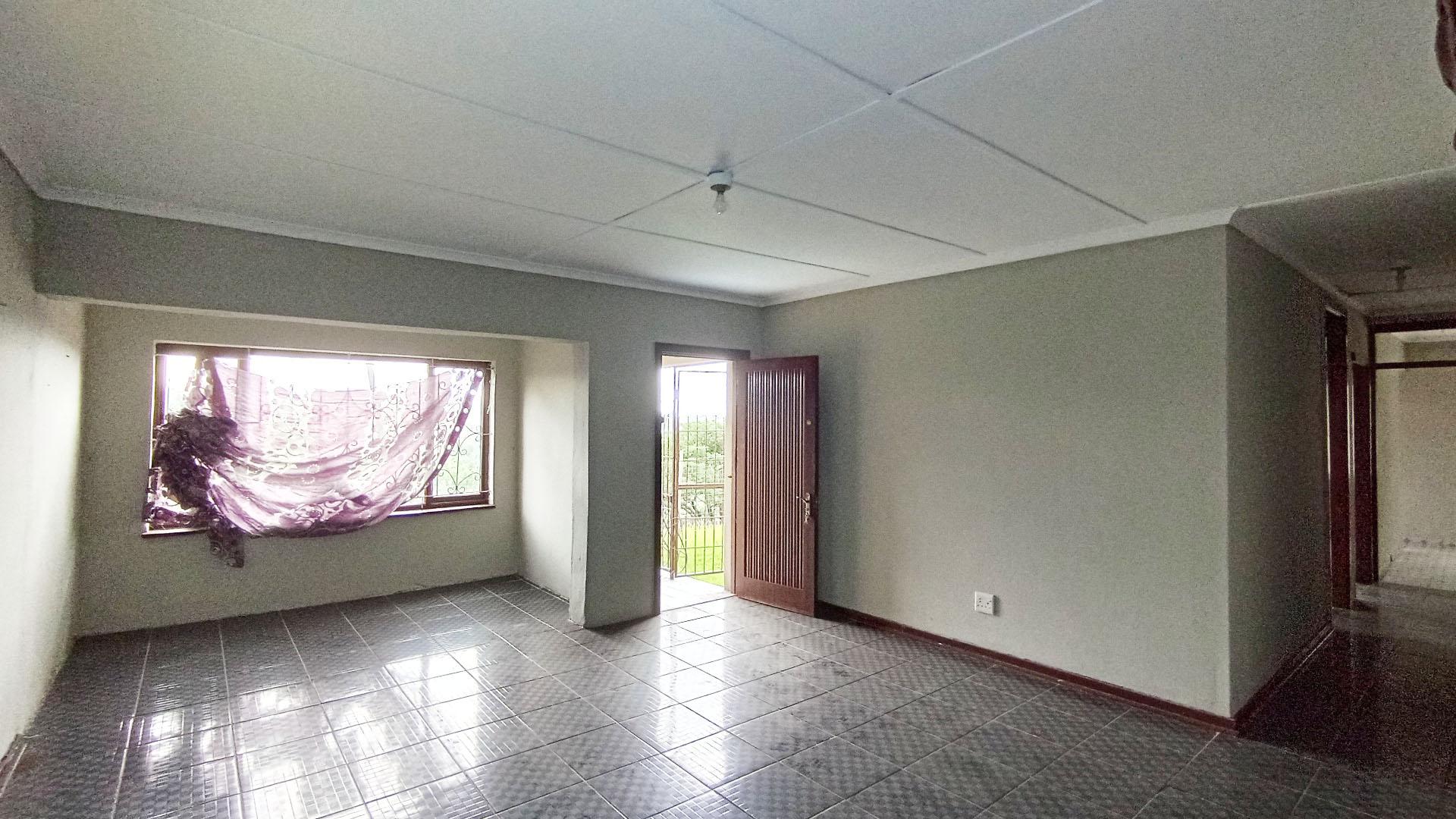 Lounges - 69 square meters of property in Kharwastan