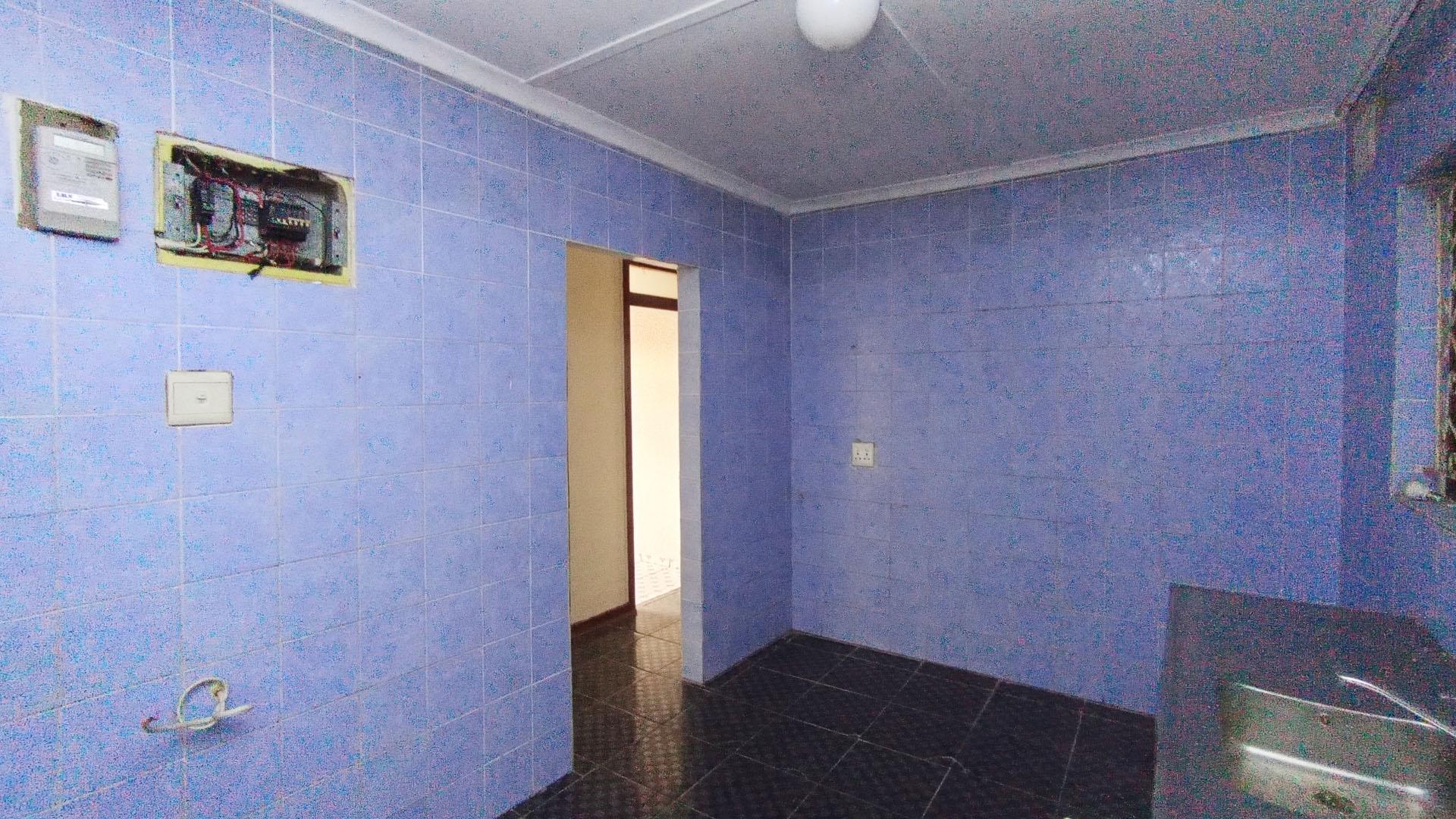 Kitchen - 32 square meters of property in Kharwastan