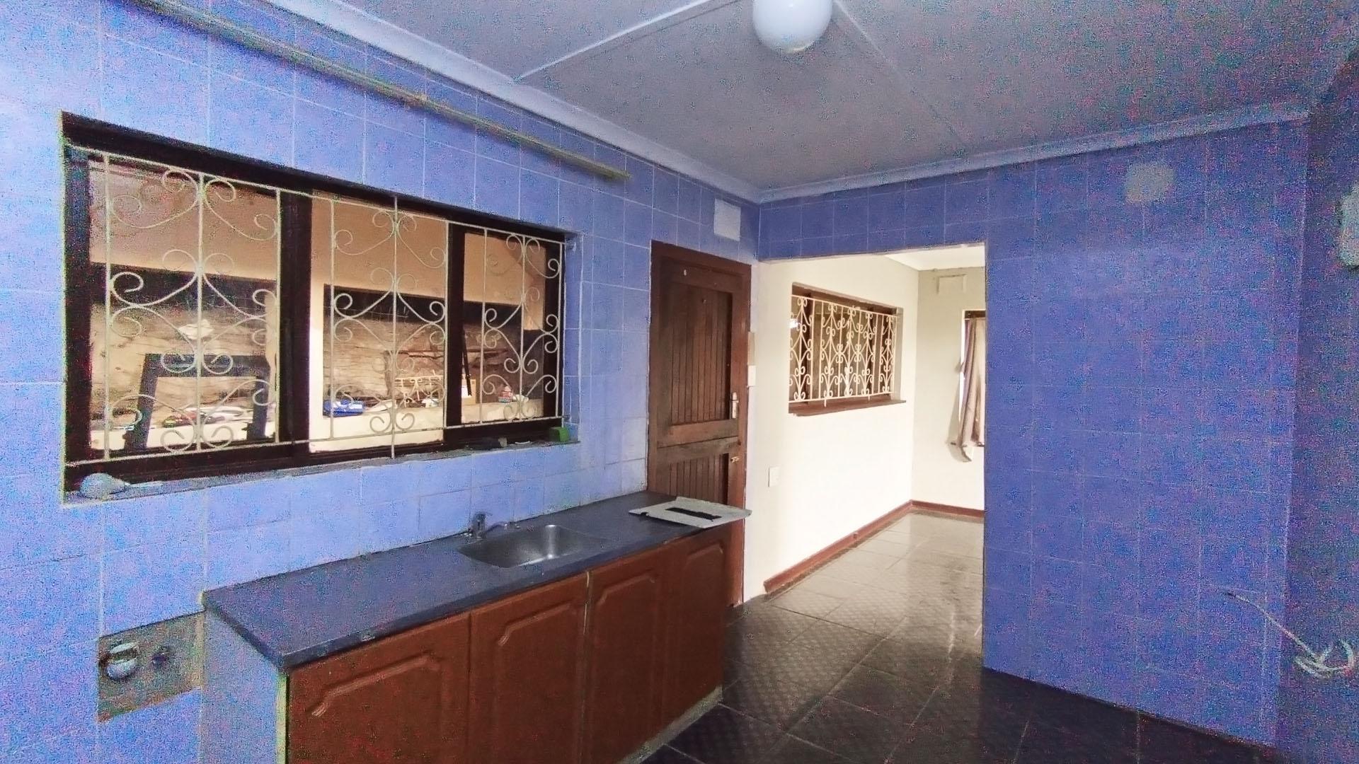 Kitchen - 32 square meters of property in Kharwastan