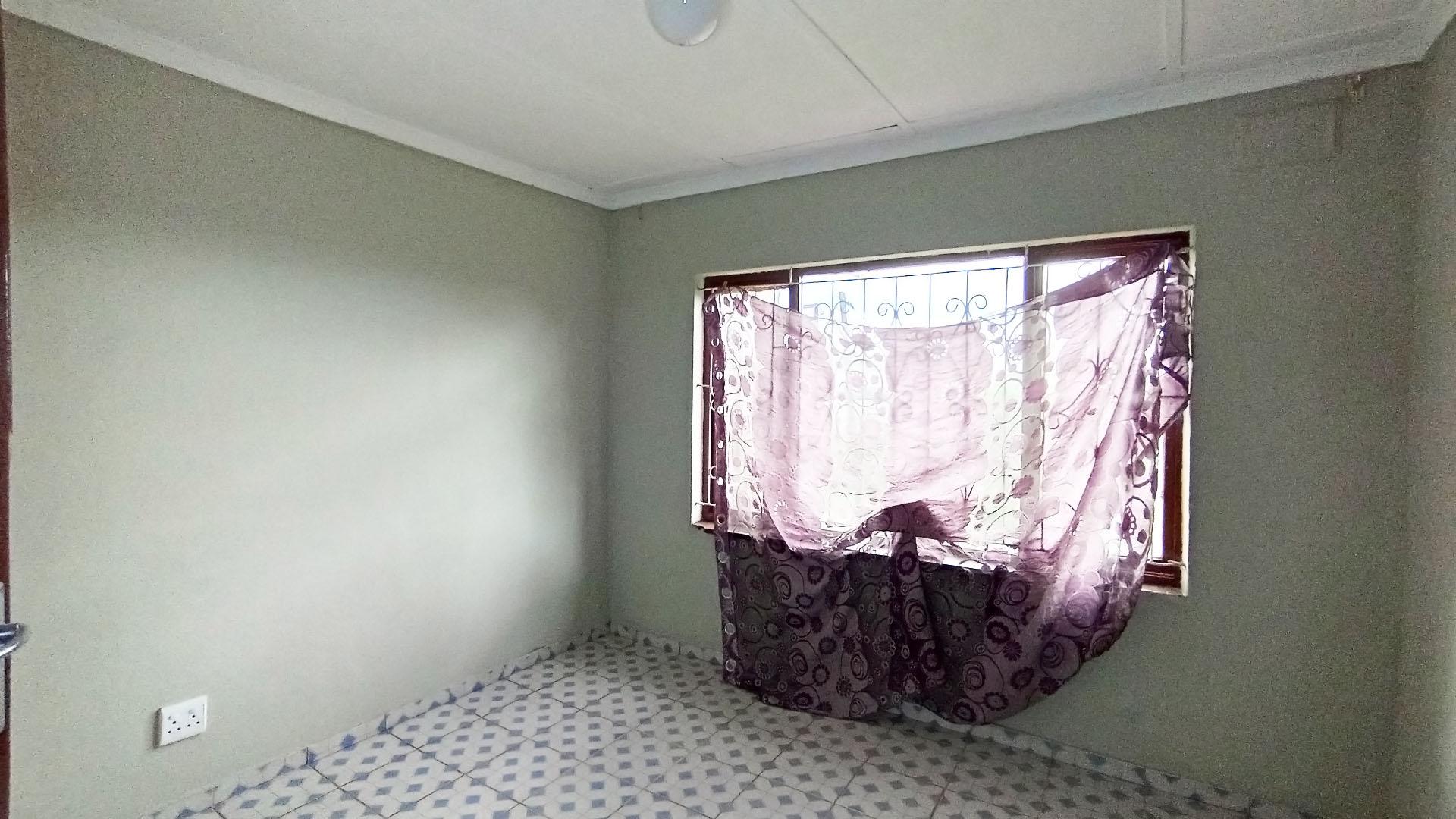 Bed Room 1 - 28 square meters of property in Kharwastan