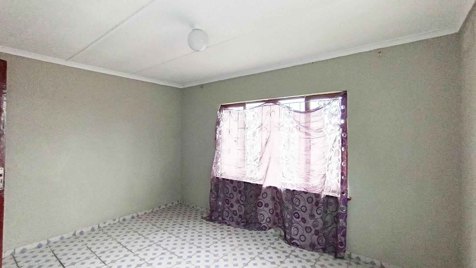 Bed Room 2 - 32 square meters of property in Kharwastan