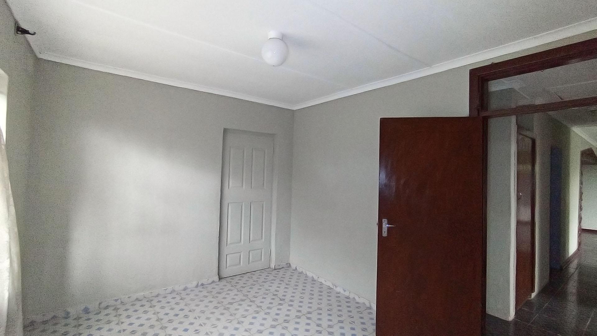 Bed Room 3 - 15 square meters of property in Kharwastan