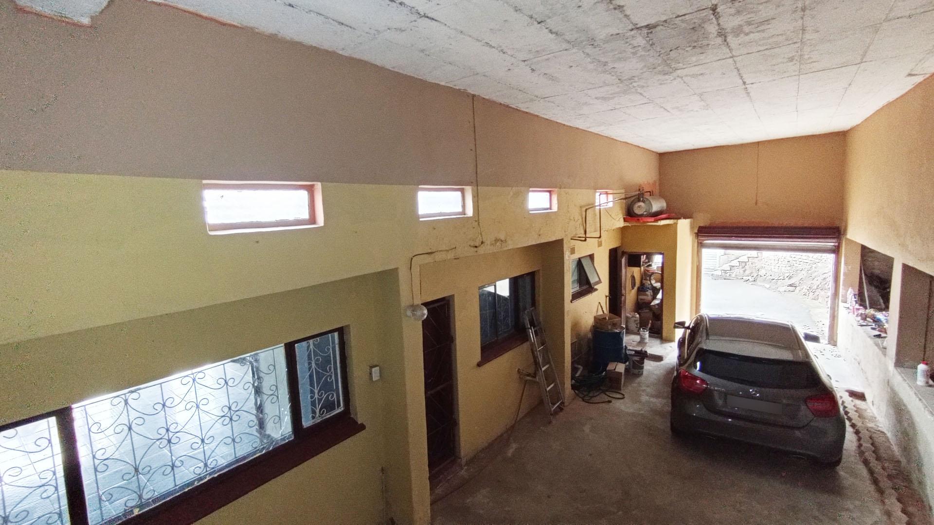 Garage - 75 square meters of property in Kharwastan