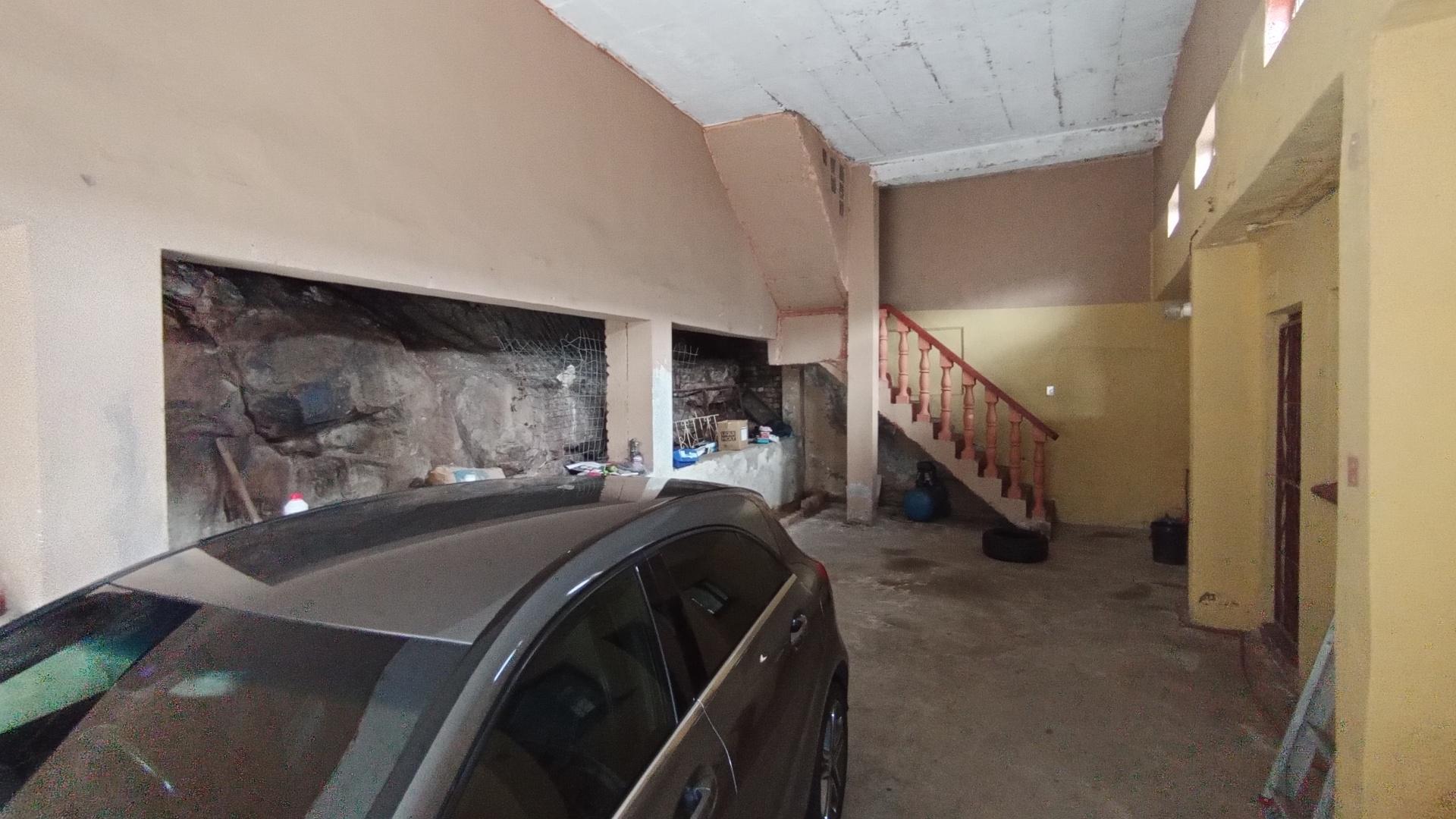 Garage - 75 square meters of property in Kharwastan