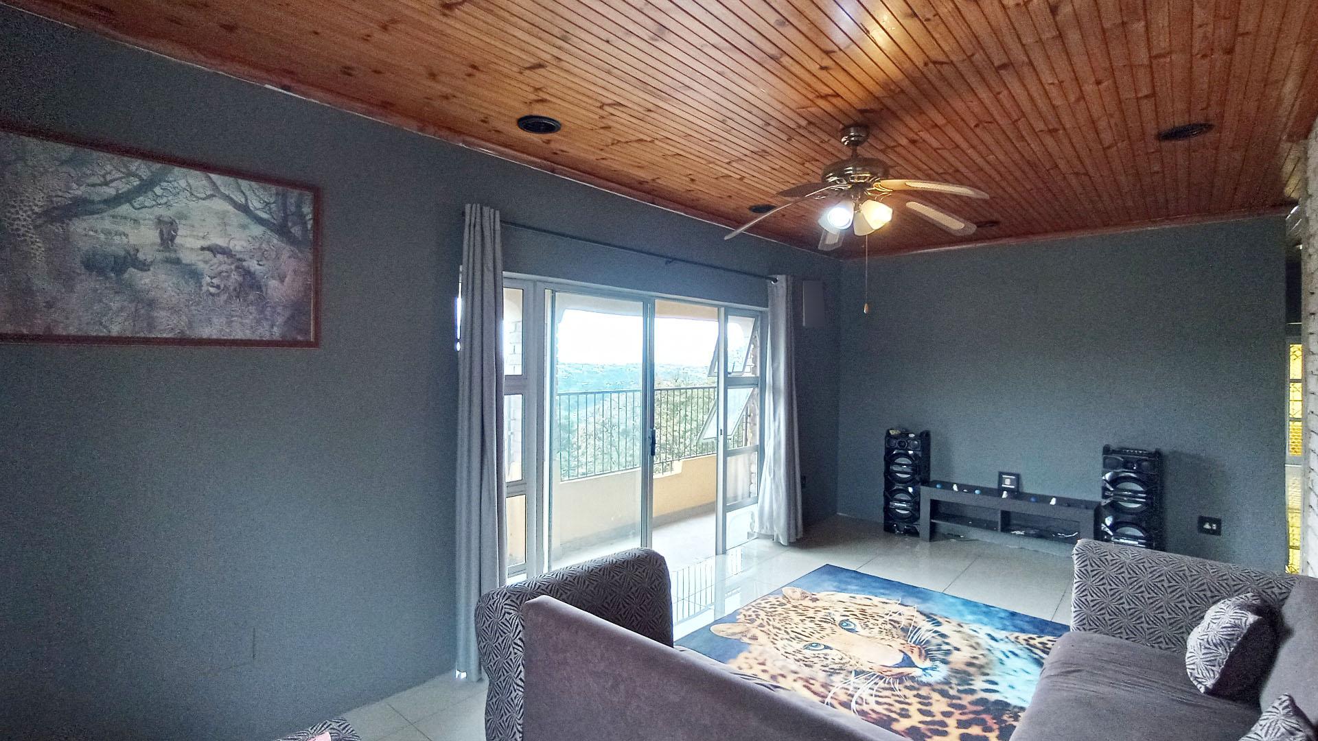 Lounges - 69 square meters of property in Kharwastan