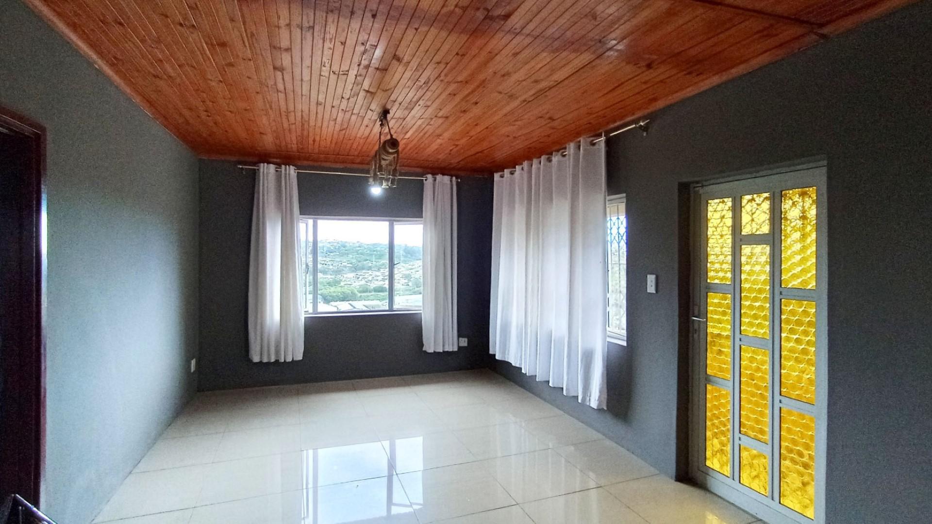 Lounges - 69 square meters of property in Kharwastan