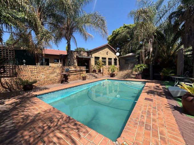 4 Bedroom House for Sale For Sale in Die Heuwel - MR695890