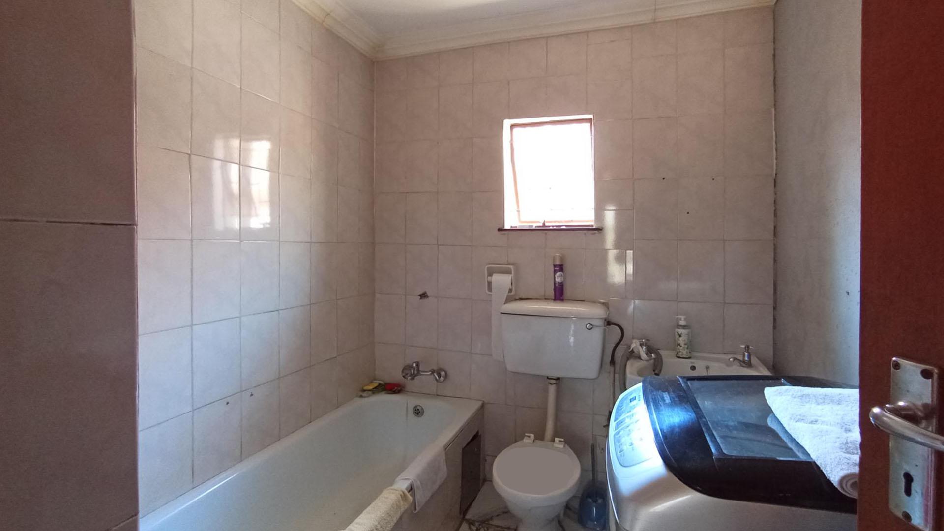 Bathroom 1 - 5 square meters of property in Mabopane