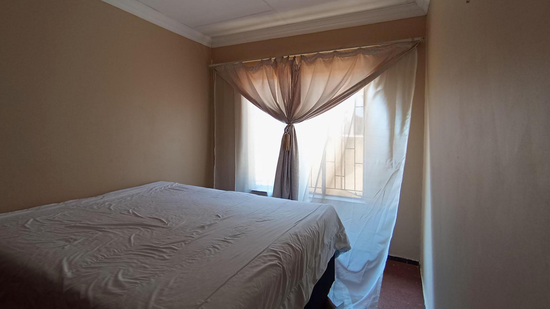 Bed Room 3 - 10 square meters of property in Mabopane