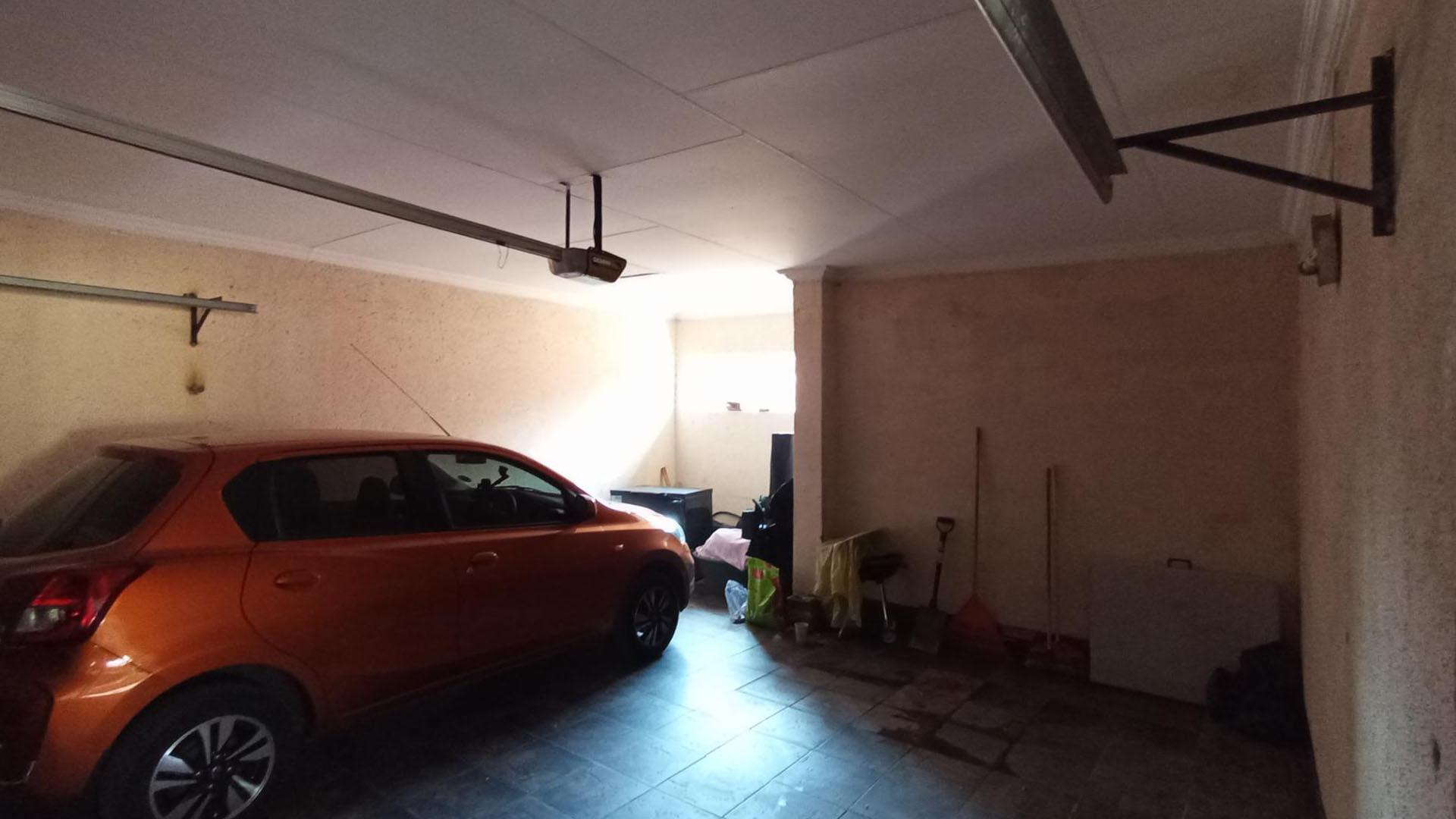 Garage - 36 square meters of property in Mabopane