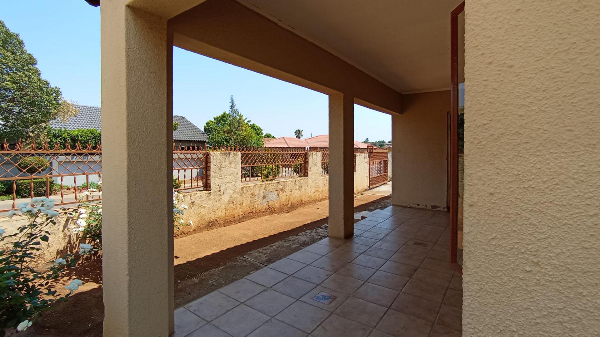 Patio - 12 square meters of property in Mabopane