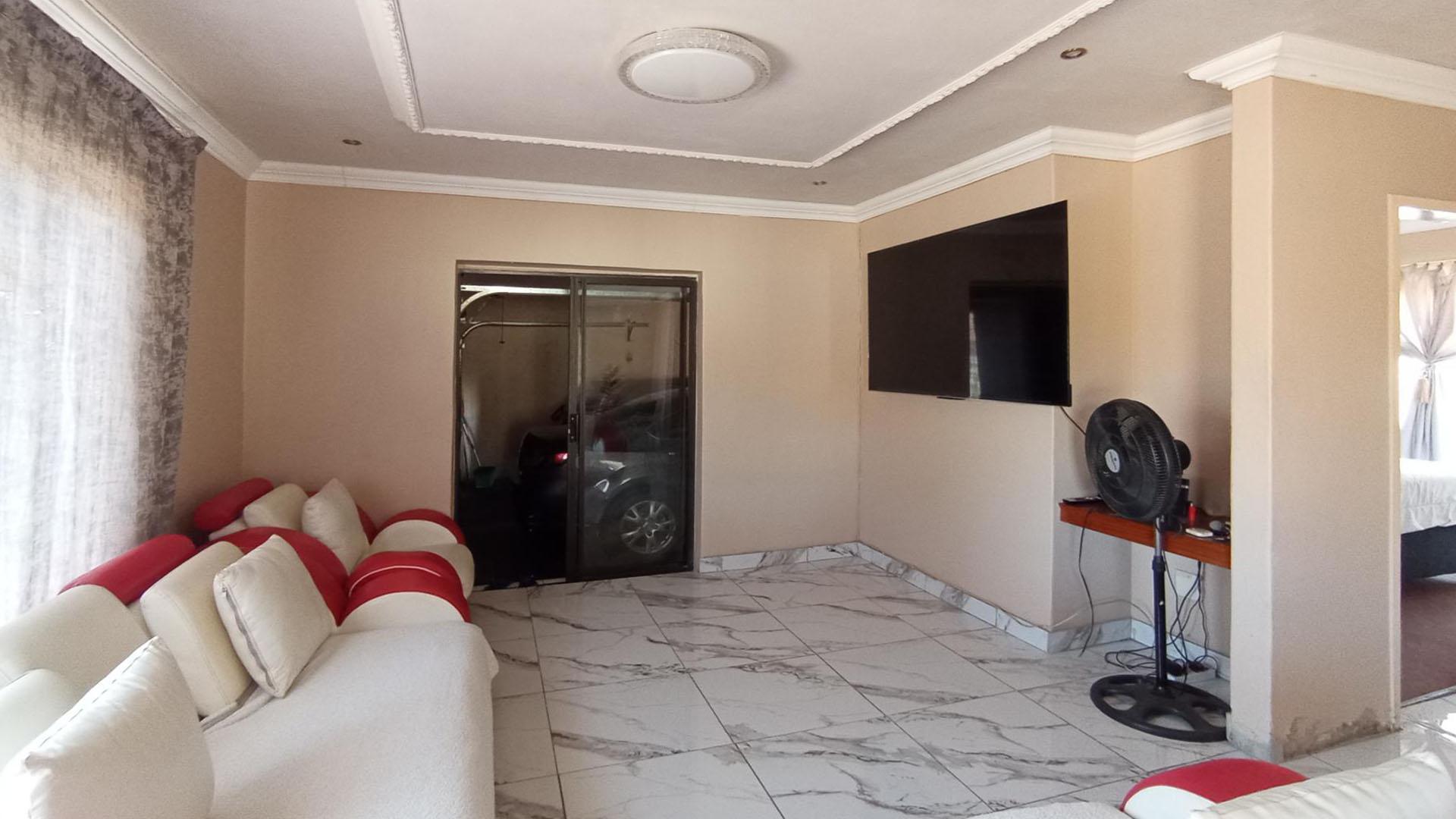 Lounges - 18 square meters of property in Mabopane