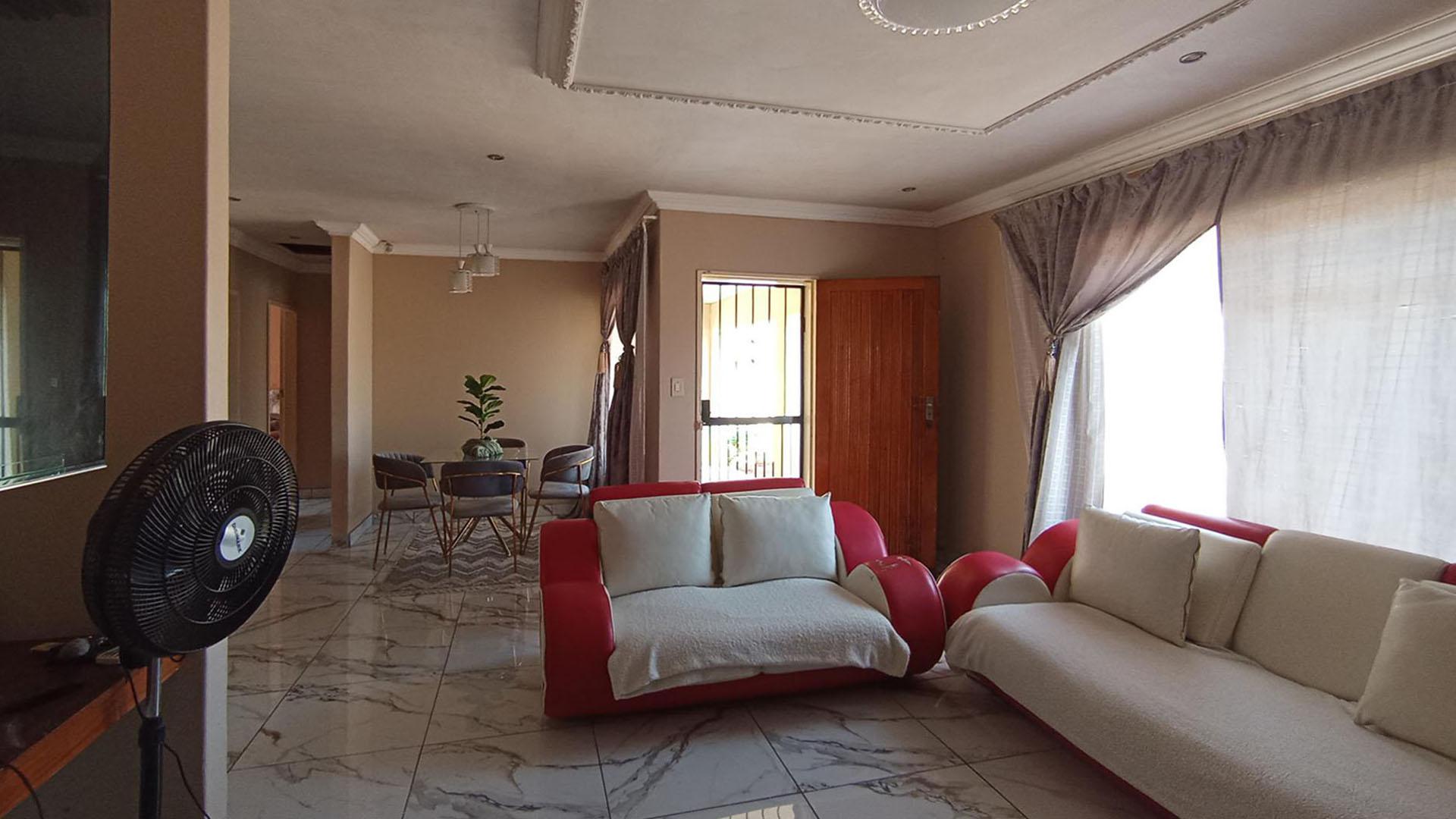 Lounges - 18 square meters of property in Mabopane