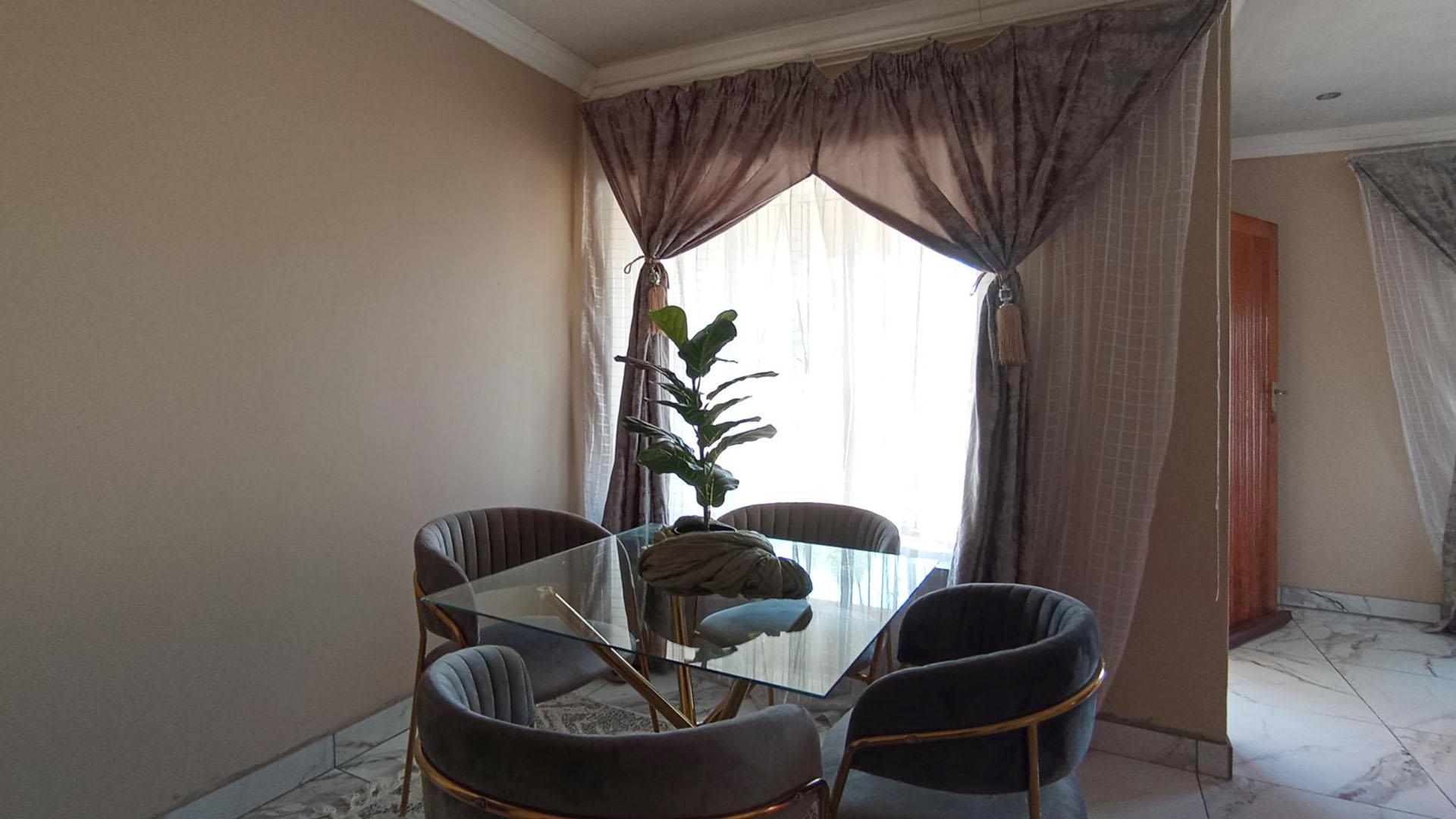 Dining Room - 12 square meters of property in Mabopane