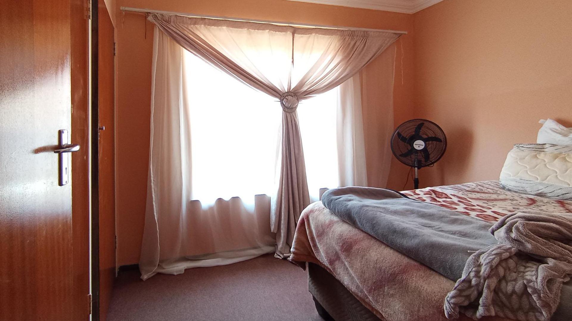 Bed Room 1 - 10 square meters of property in Mabopane