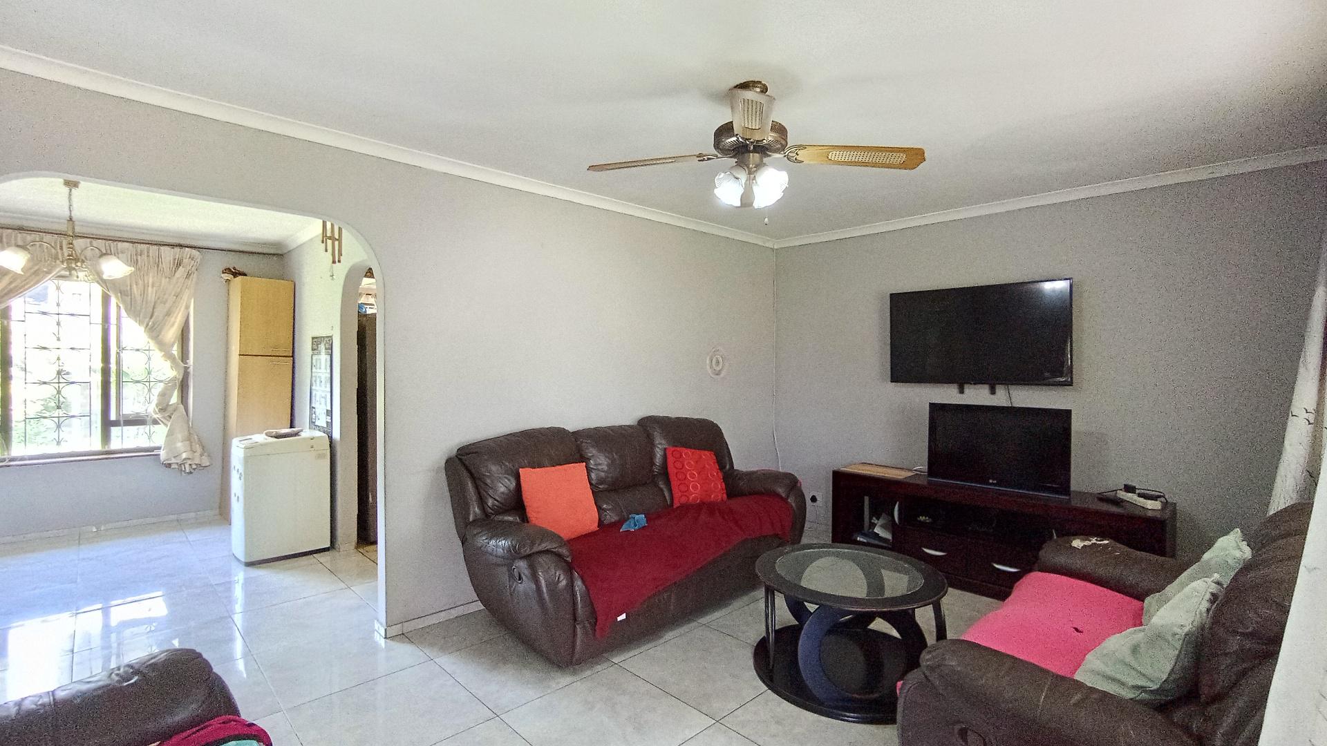 Lounges - 21 square meters of property in Woodhaven 
