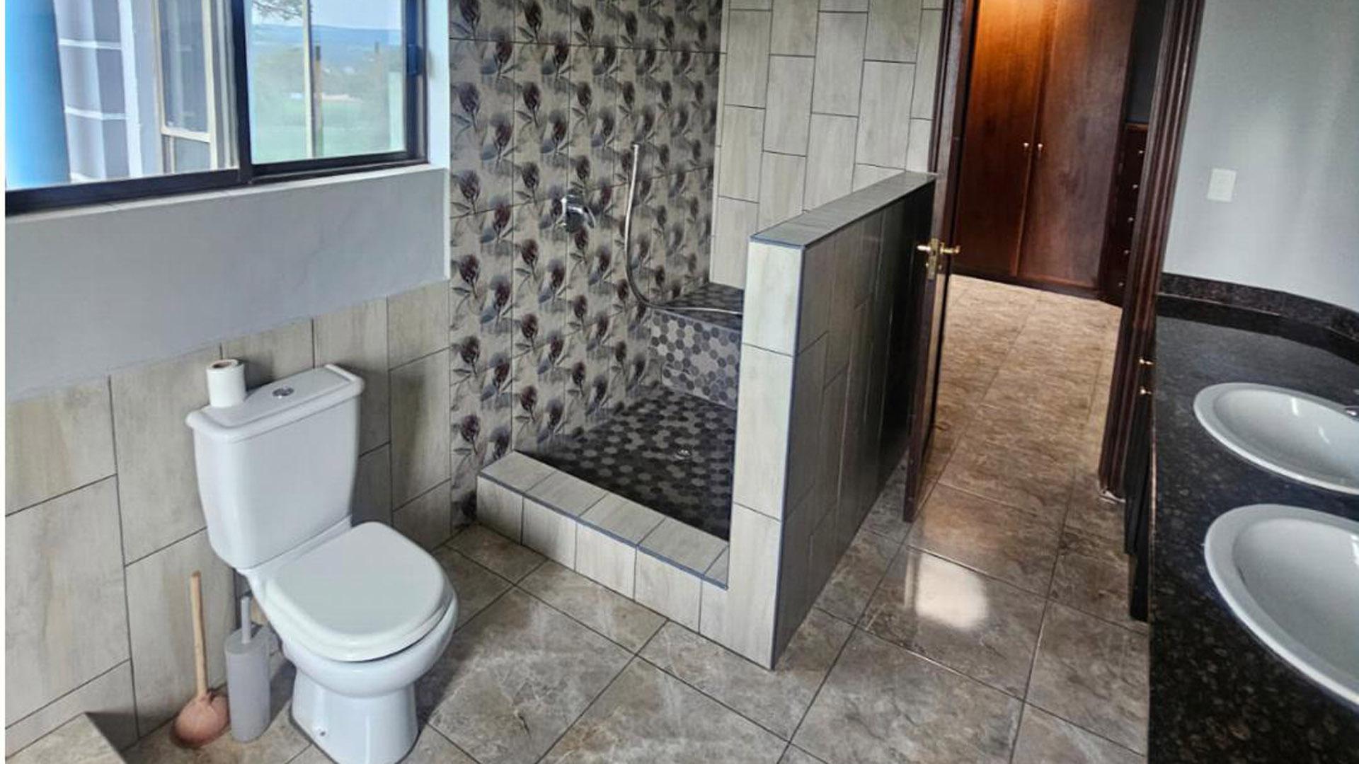 Bathroom 1 of property in Mooikloof Ridge