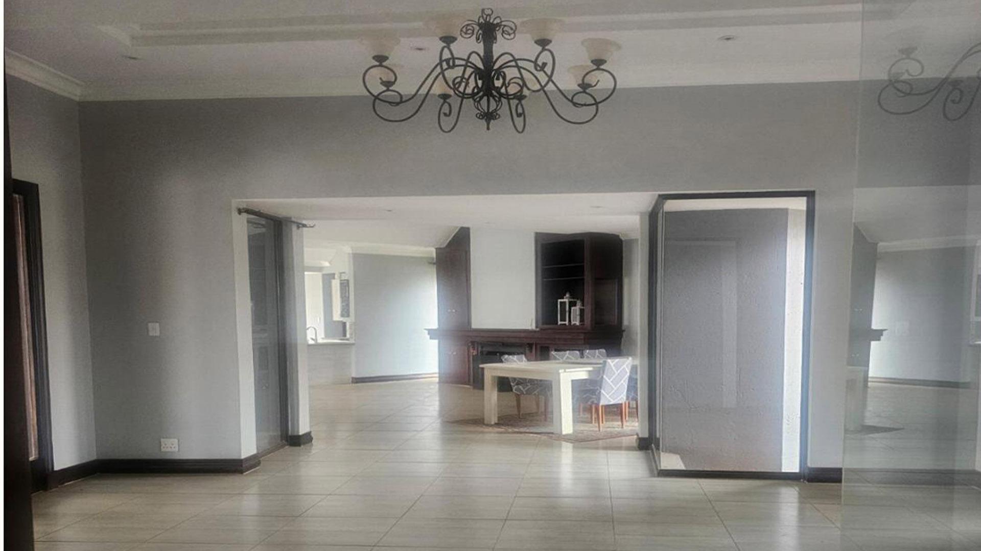 Dining Room of property in Mooikloof Ridge