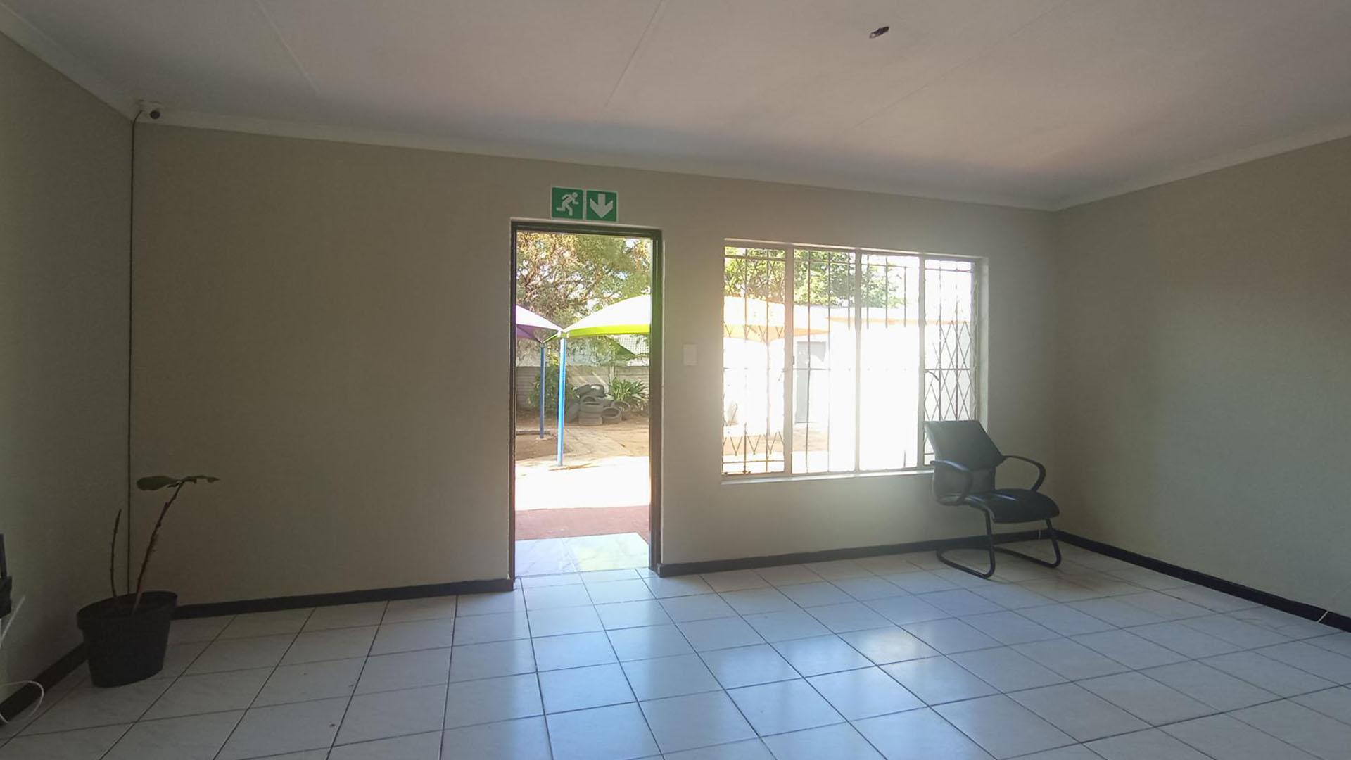 Lounges - 22 square meters of property in Noordwyk