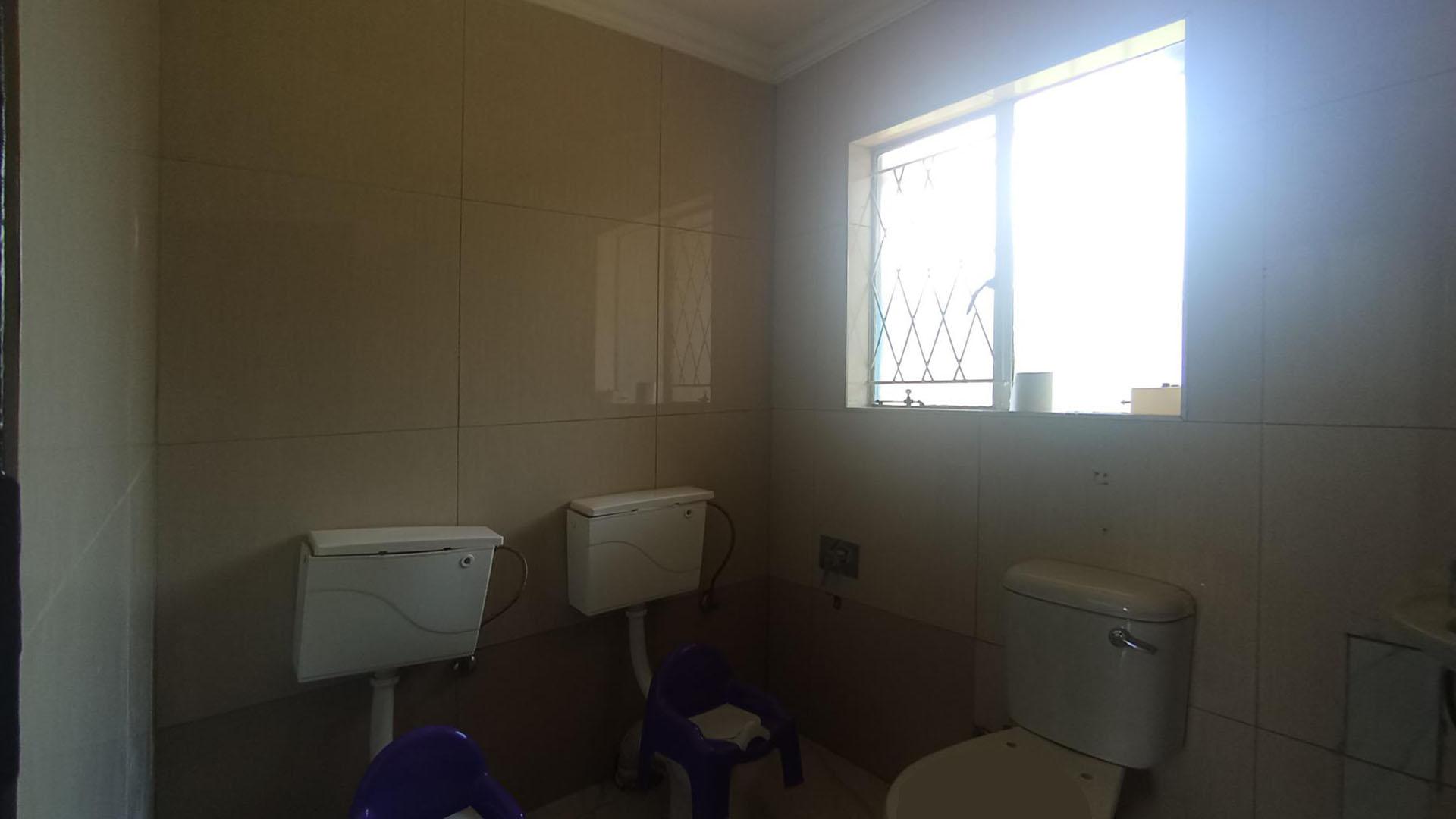 Bathroom 1 - 4 square meters of property in Noordwyk