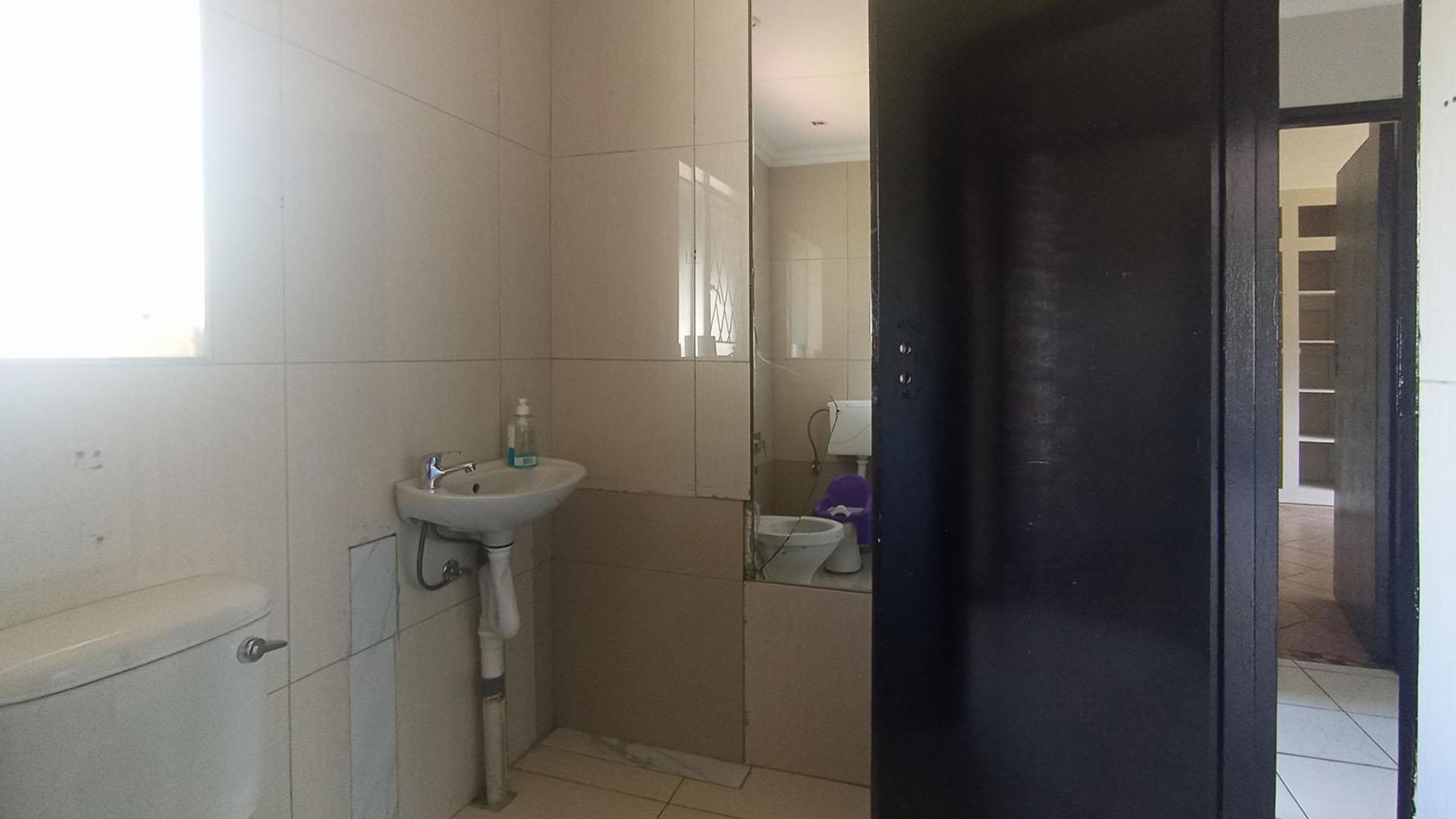 Bathroom 1 - 4 square meters of property in Noordwyk