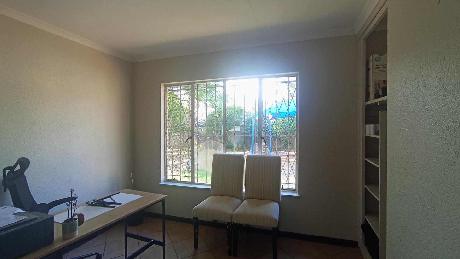 Bed Room 1 - 11 square meters of property in Noordwyk