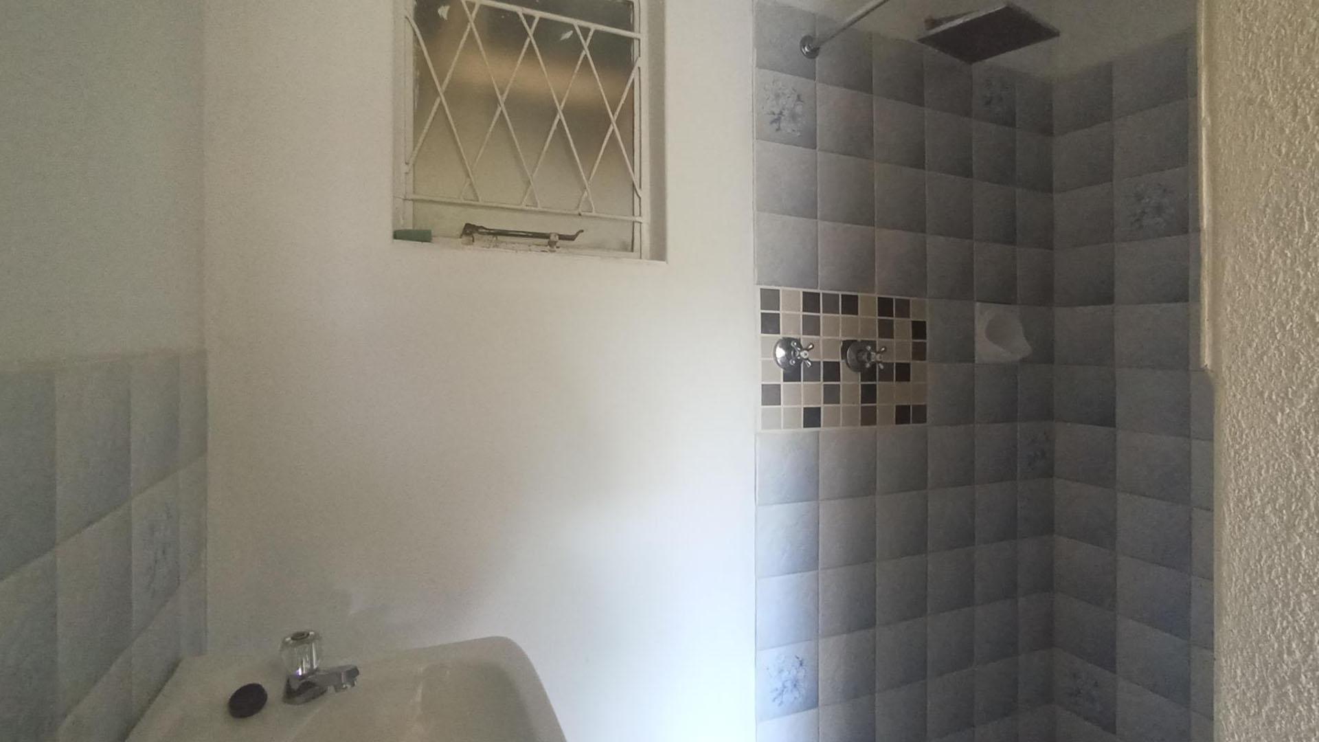 Main Bathroom - 2 square meters of property in Noordwyk