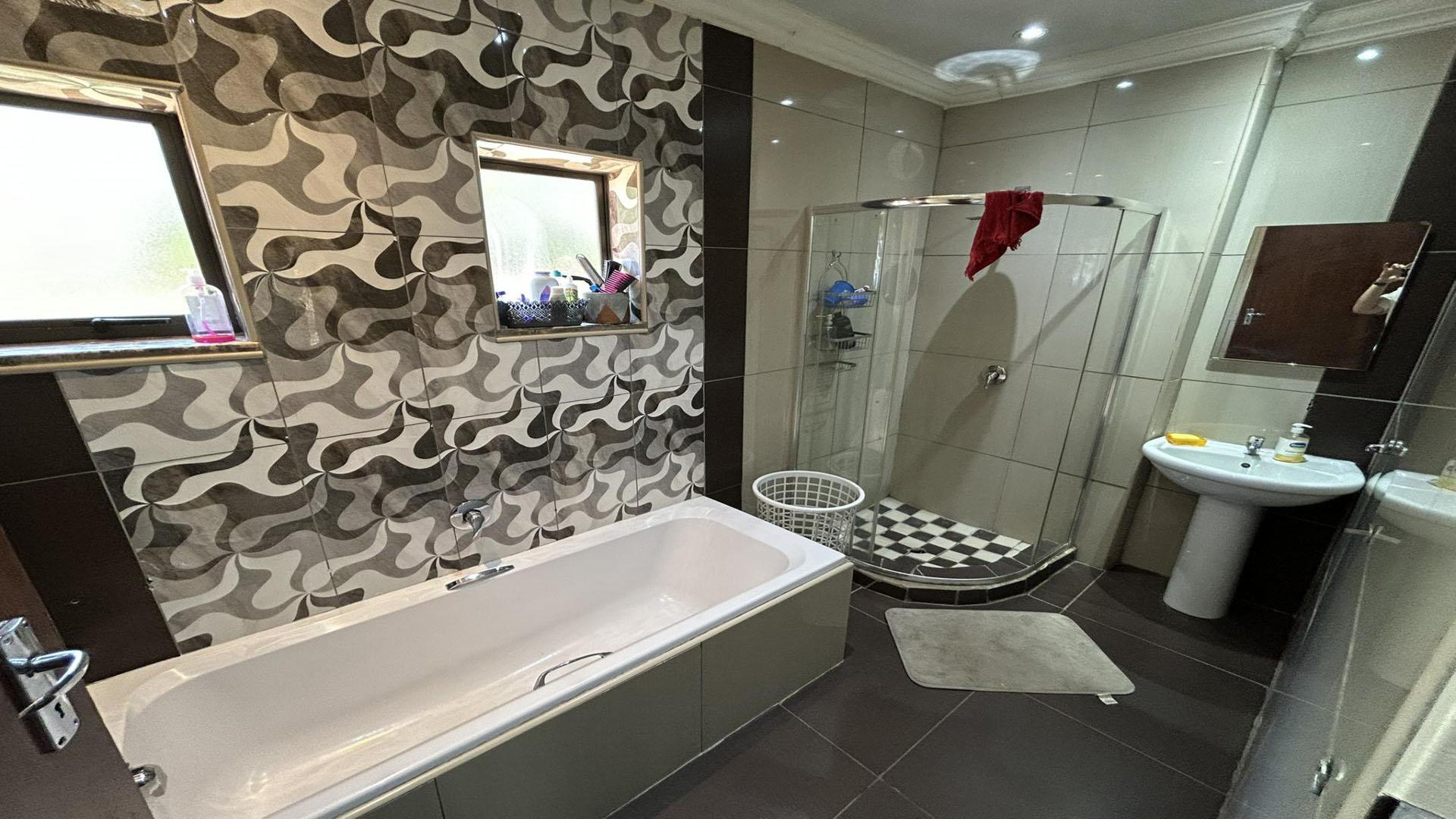 Bathroom 2 of property in Pretoriusrus