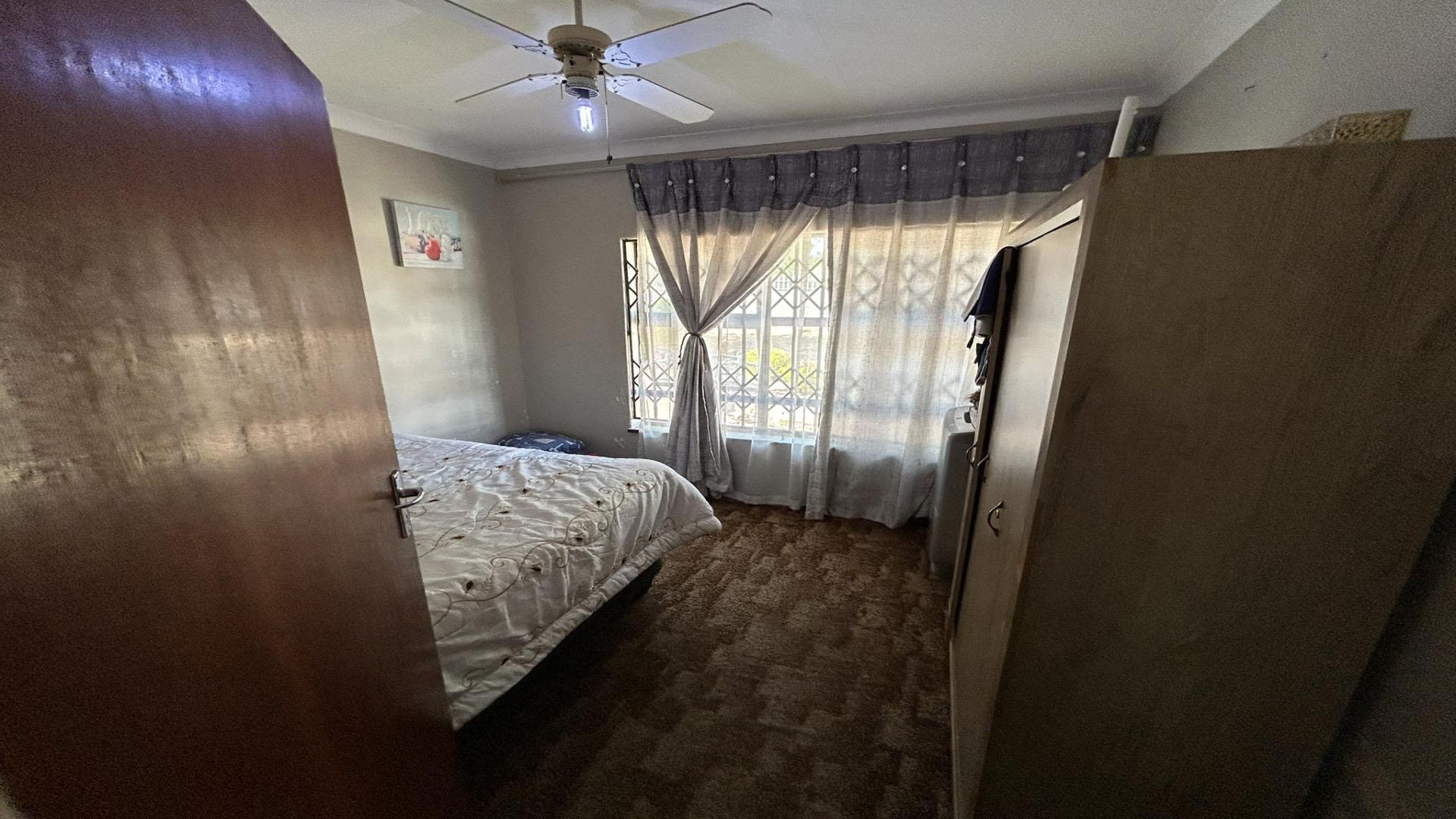 Bed Room 1 of property in Pretoriusrus