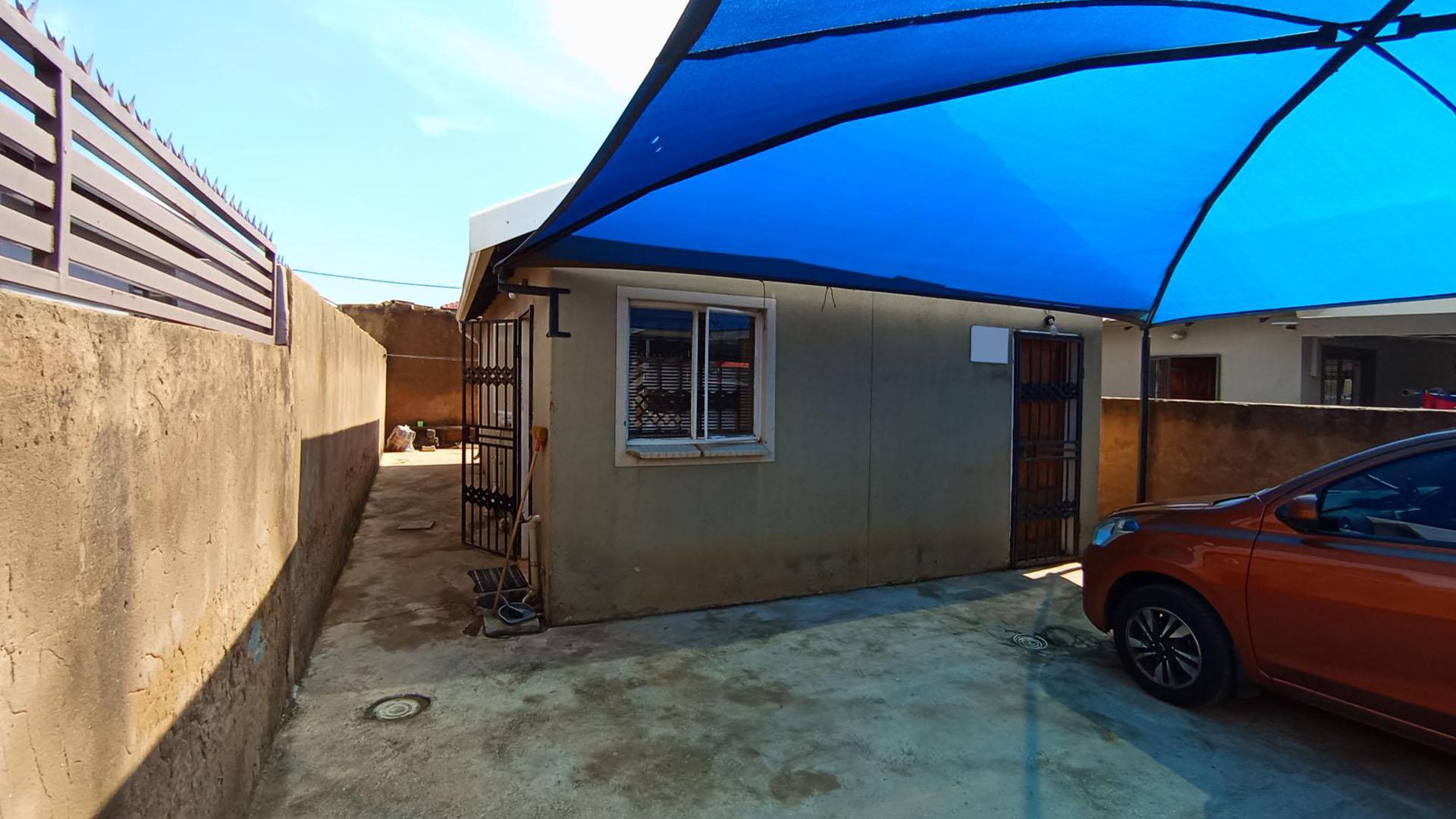 Front View of property in Mahube Valley