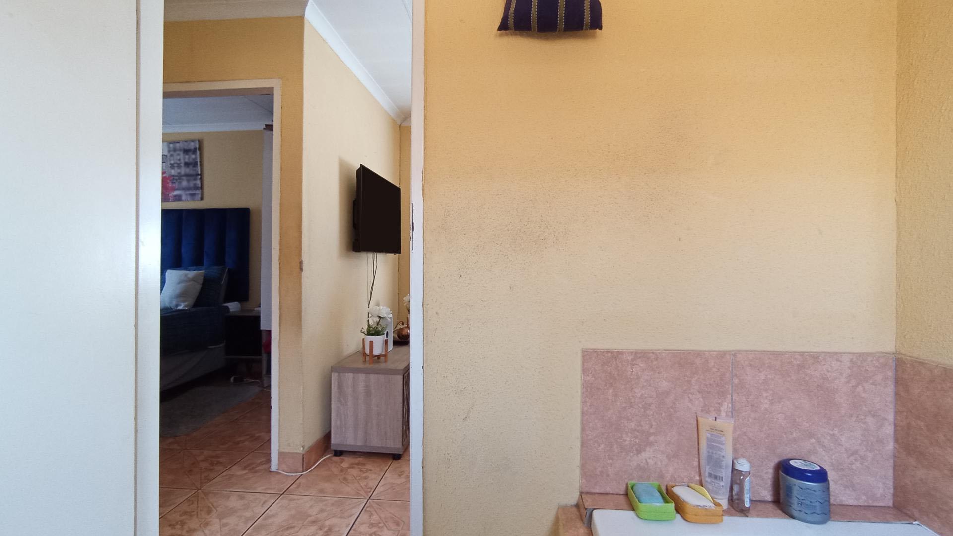 Bathroom 1 - 4 square meters of property in Mahube Valley