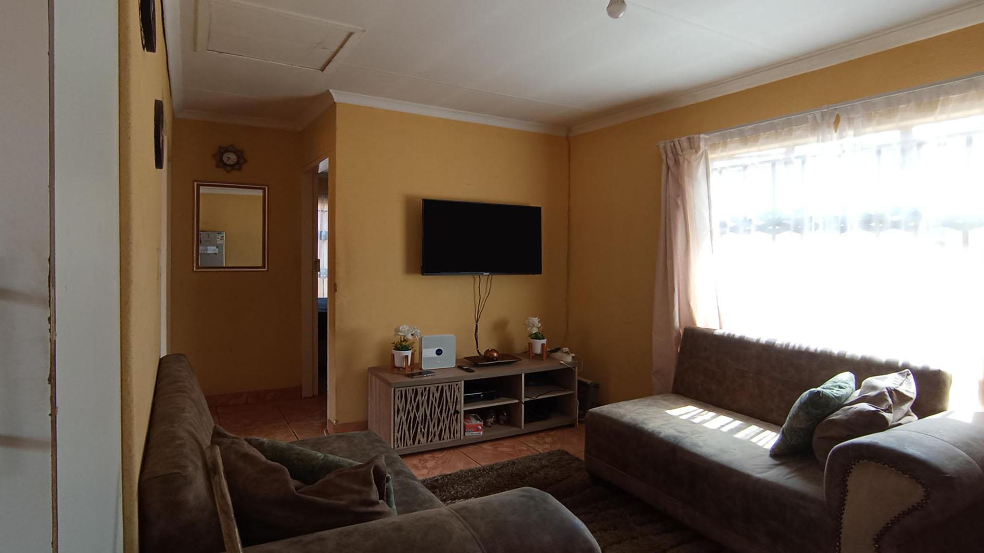 Lounges - 13 square meters of property in Mahube Valley