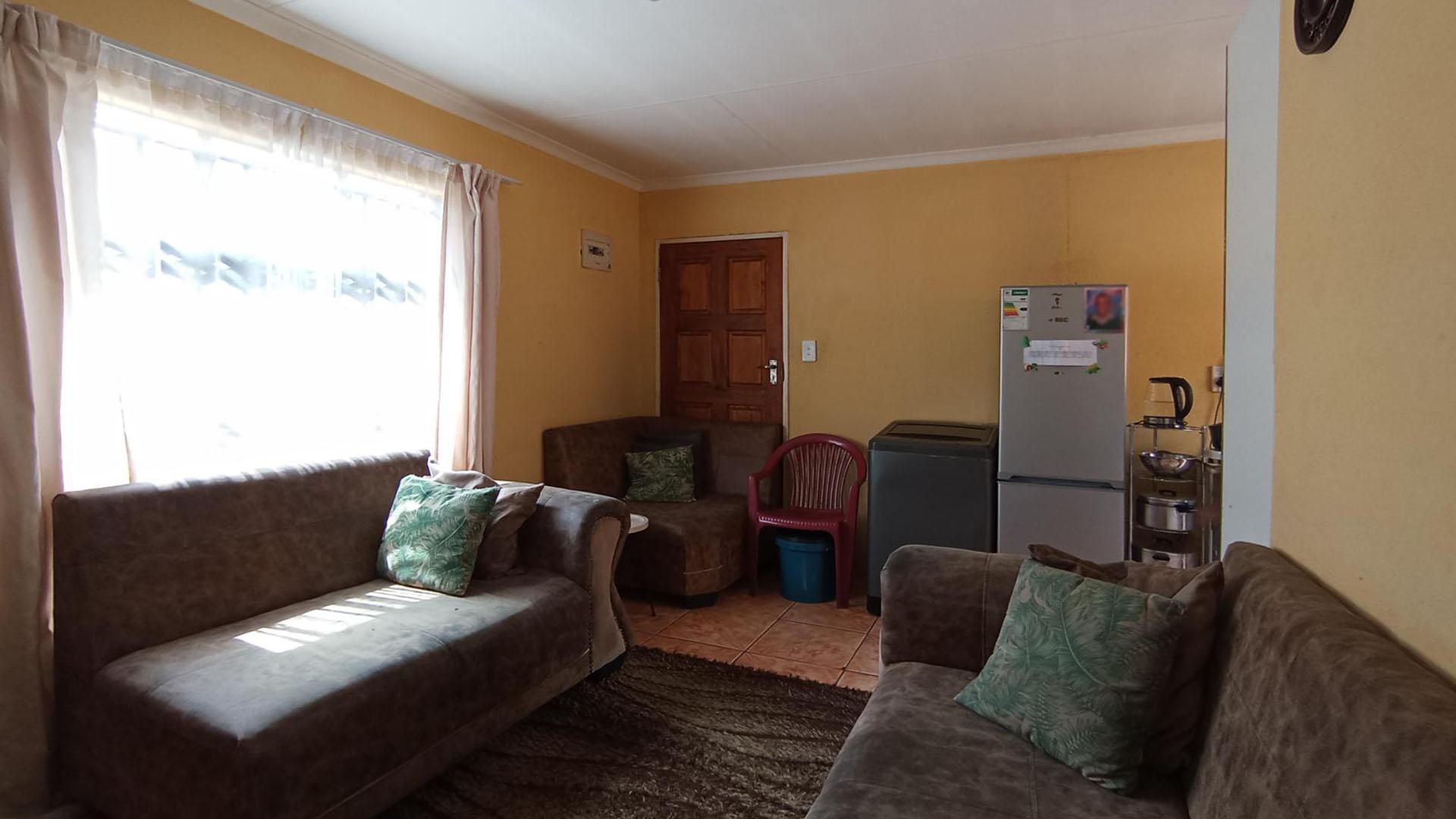 Lounges - 13 square meters of property in Mahube Valley