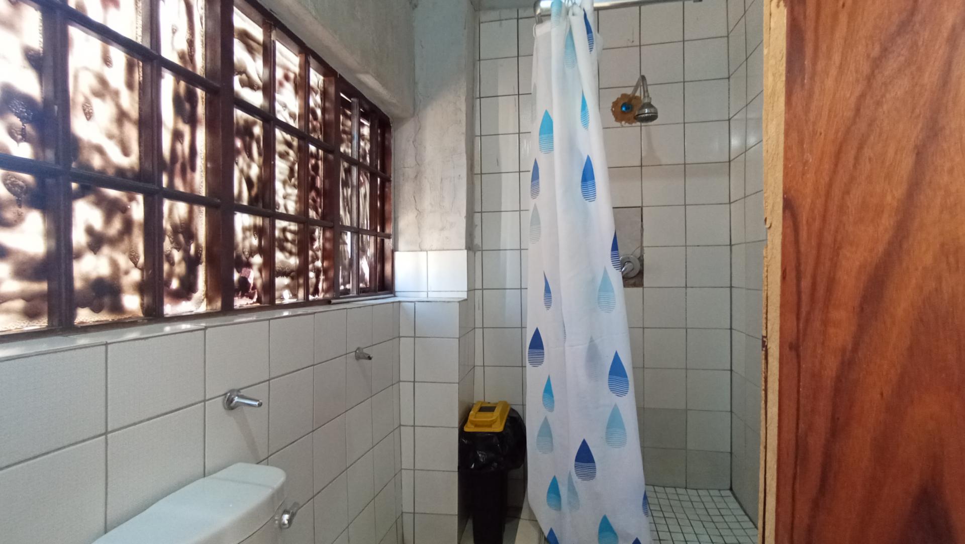 Bathroom 1 of property in Hurst Hill