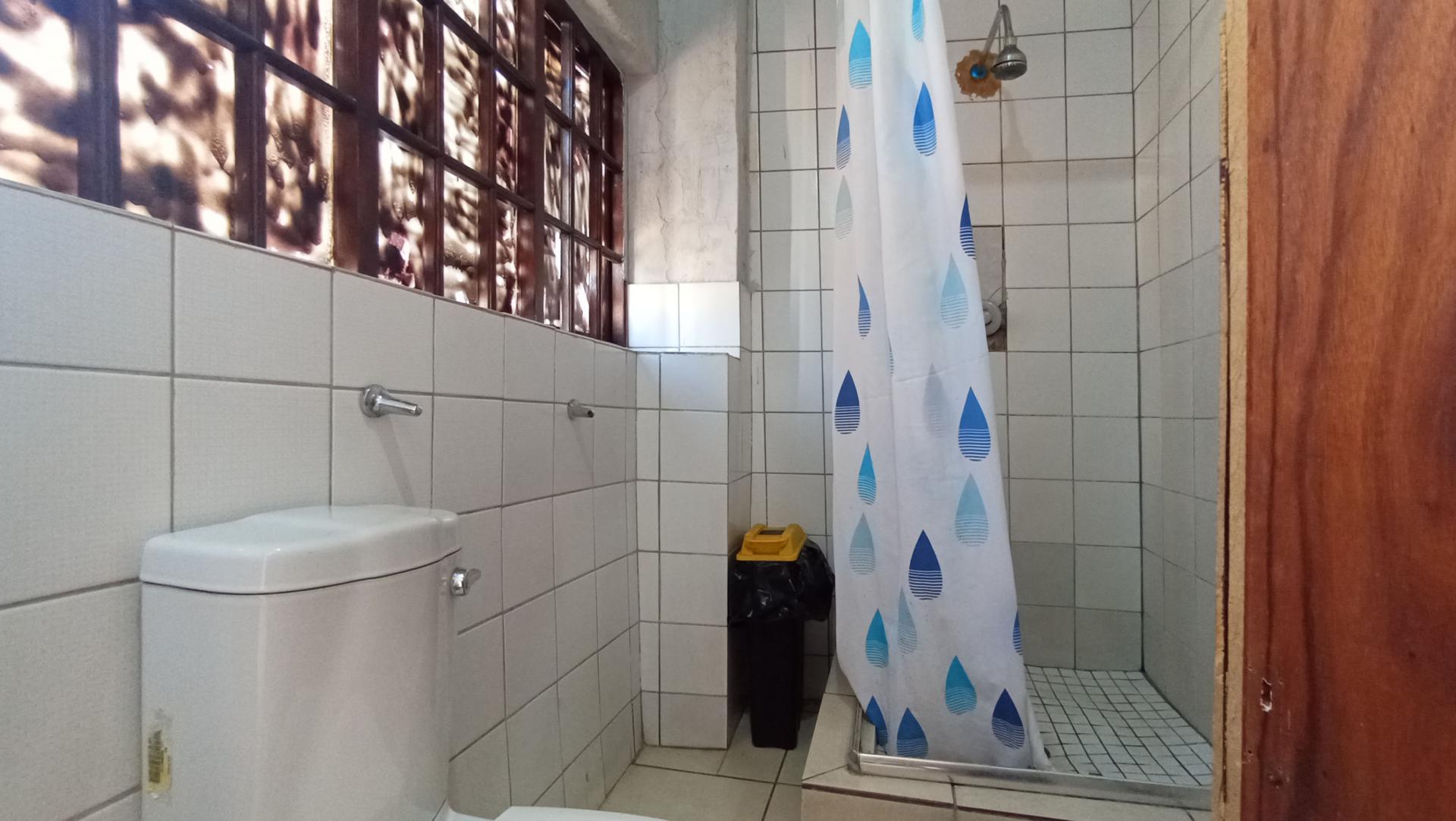 Bathroom 1 of property in Hurst Hill