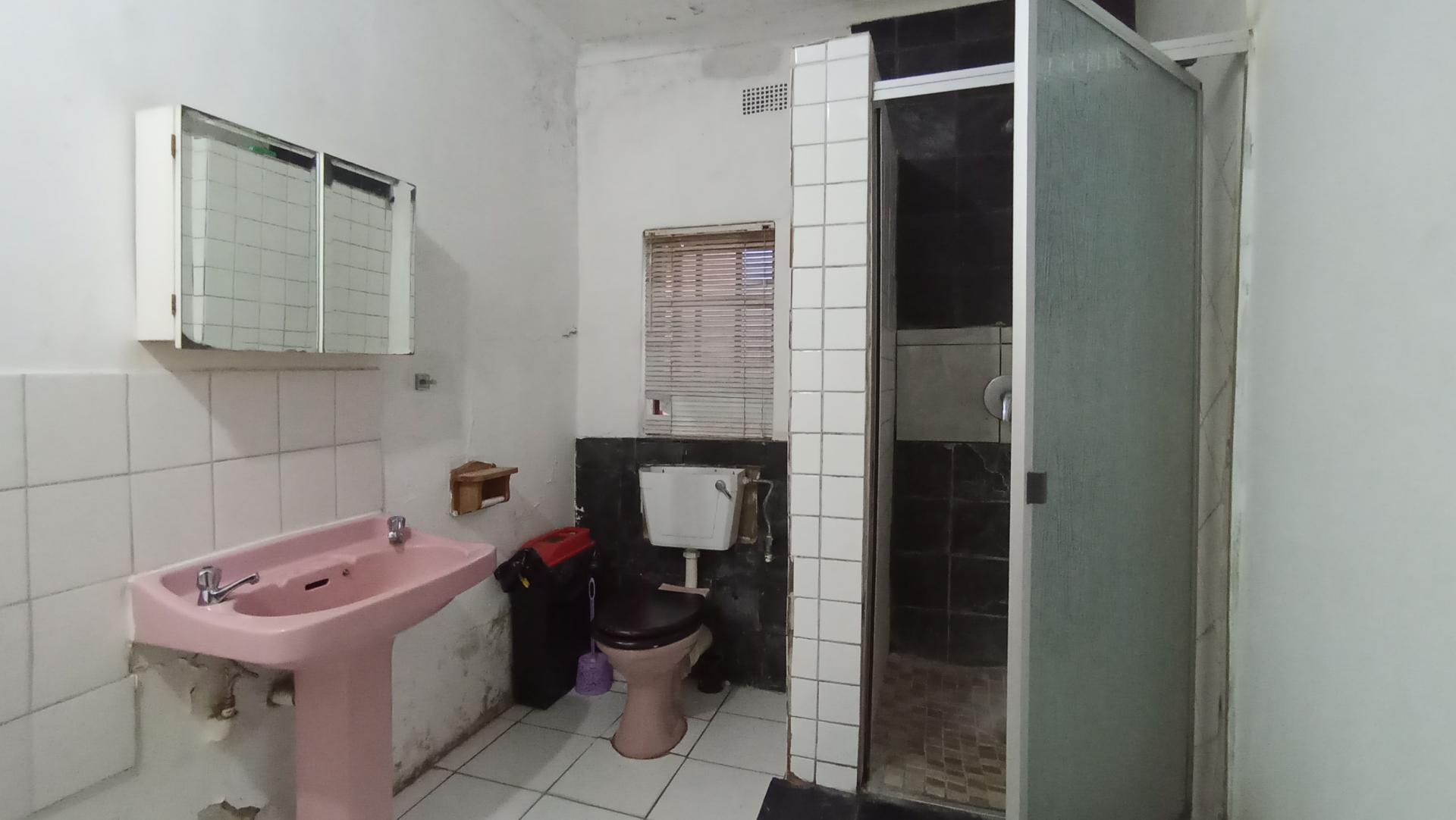 Bathroom 2 of property in Hurst Hill