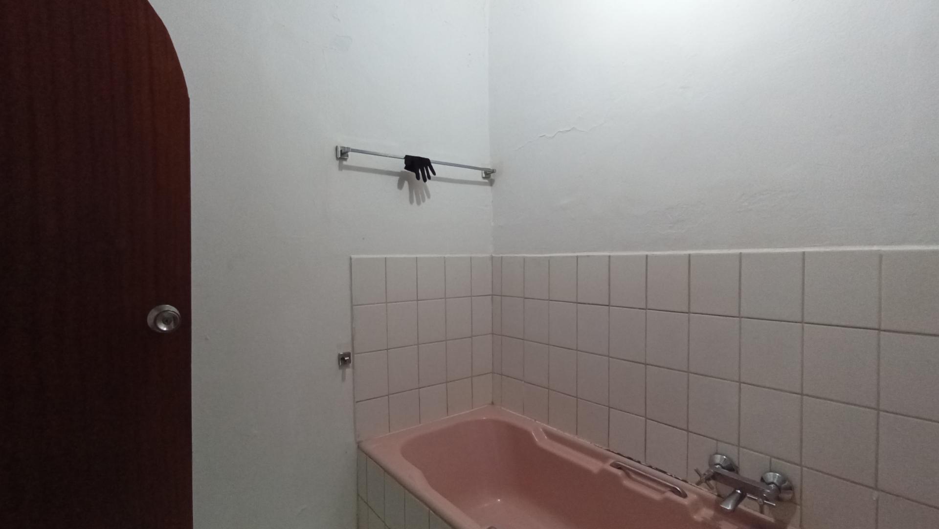 Bathroom 2 of property in Hurst Hill