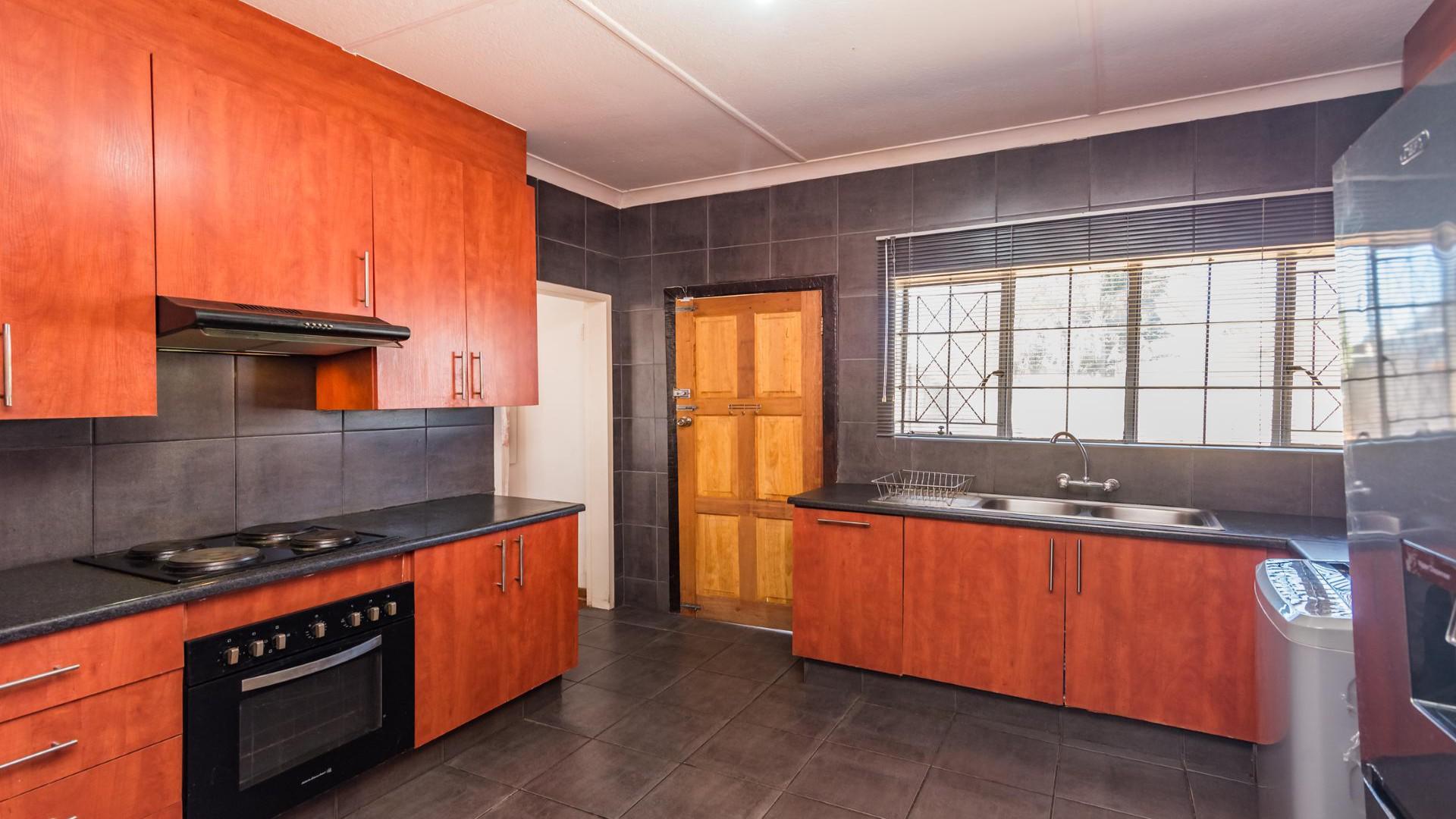 Kitchen of property in Discovery