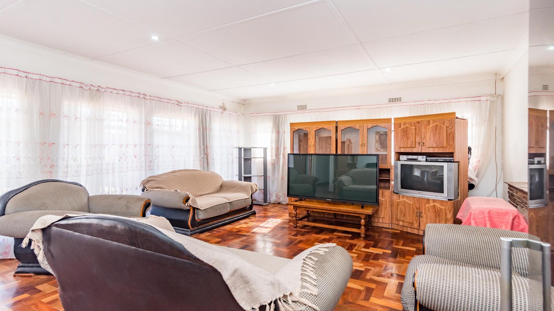 Lounges of property in Discovery