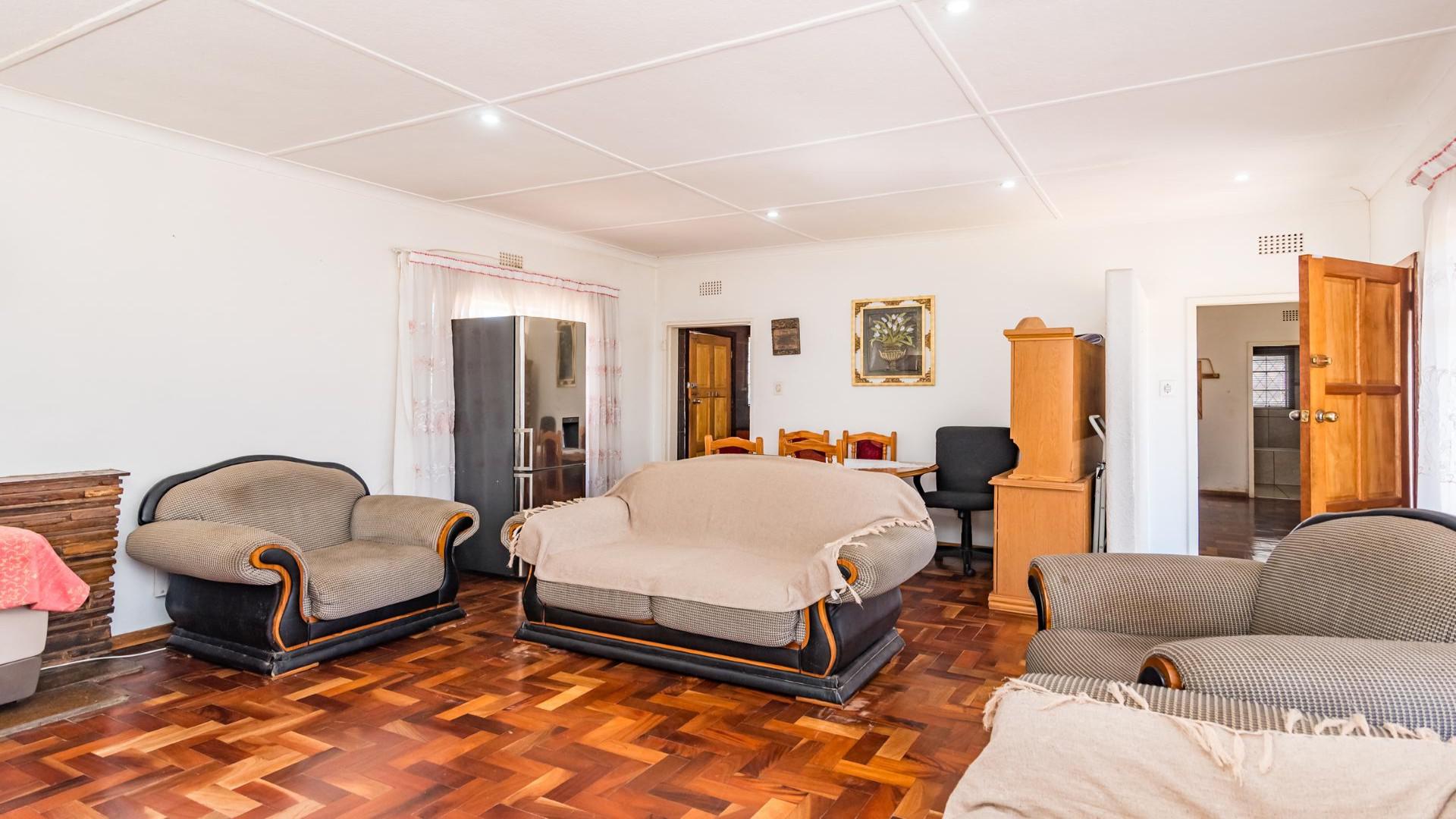 Lounges of property in Discovery