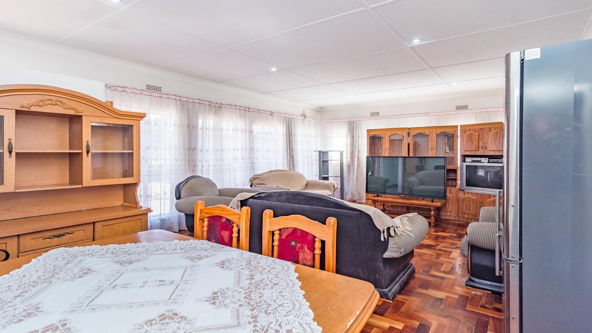 Dining Room of property in Discovery