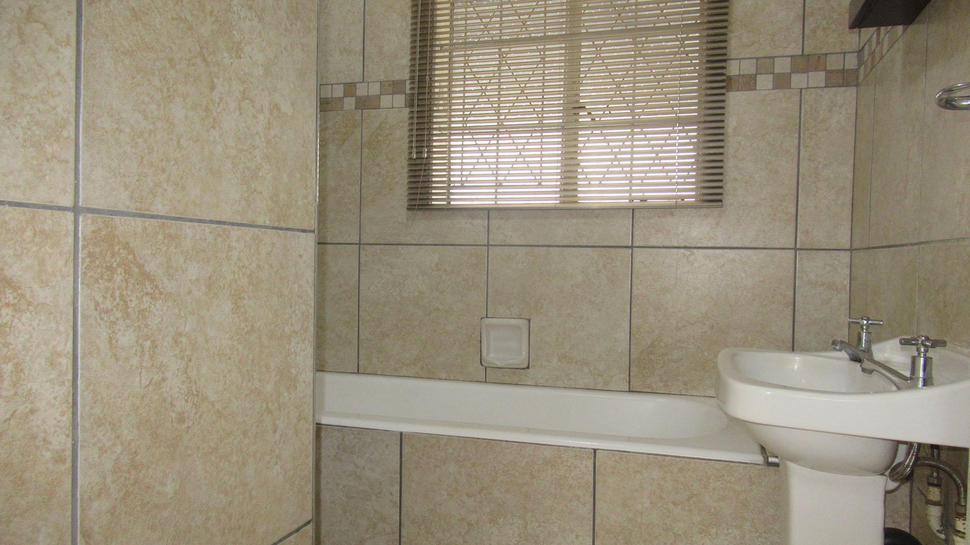 Bathroom 2 - 5 square meters of property in Discovery