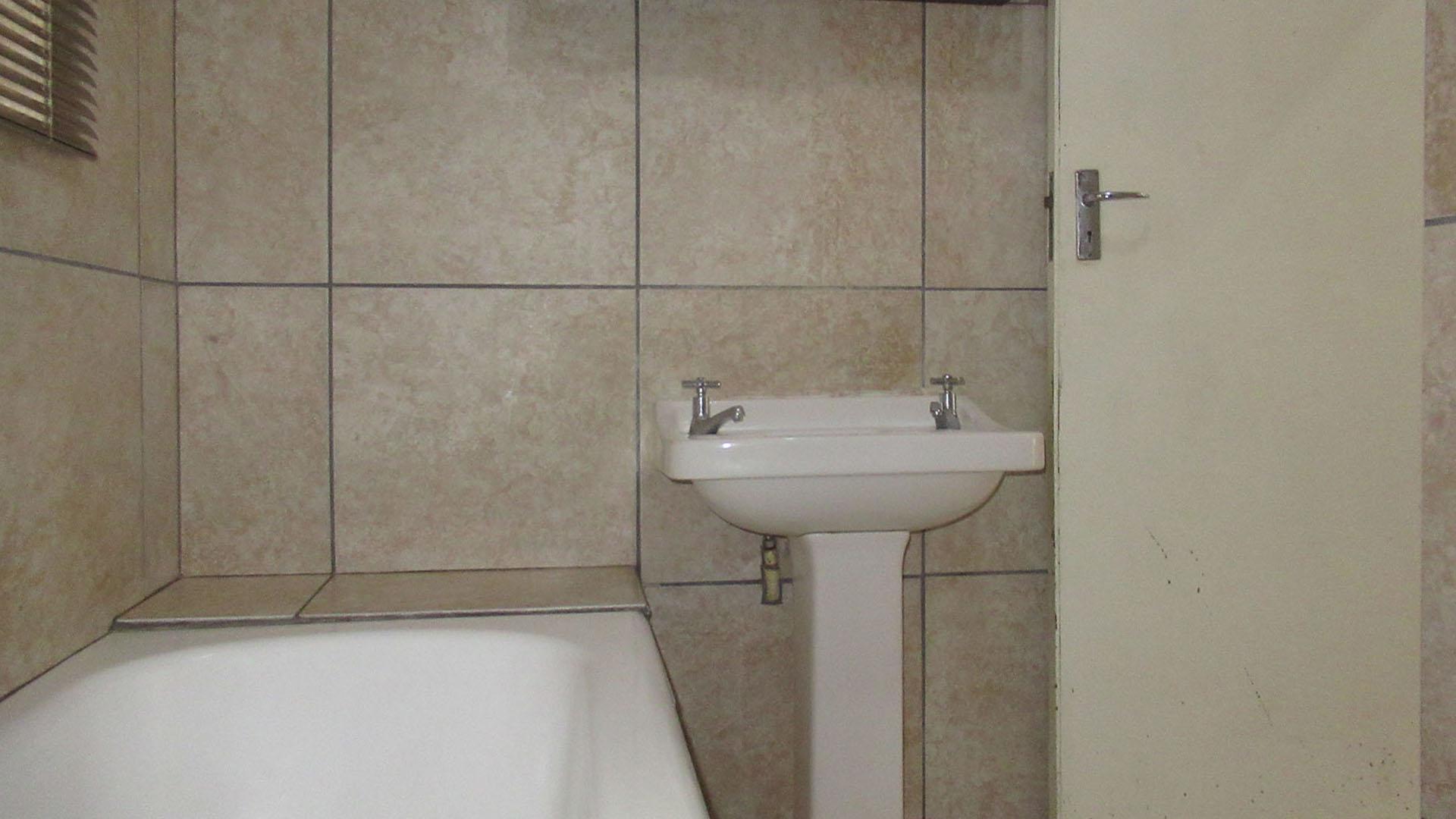 Bathroom 2 - 5 square meters of property in Discovery