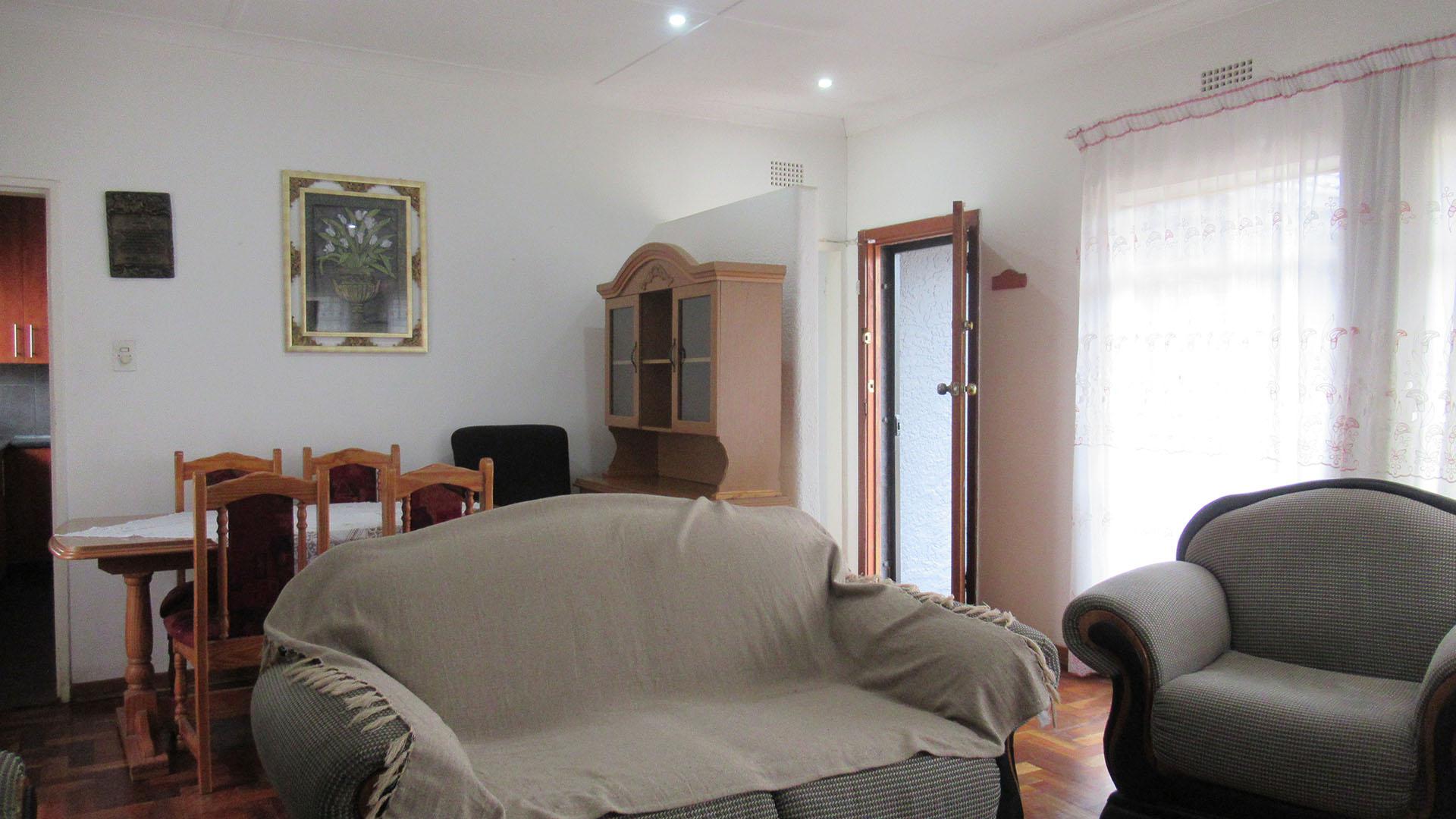 Lounges - 33 square meters of property in Discovery