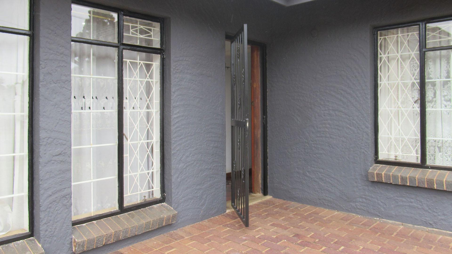 Patio of property in Discovery