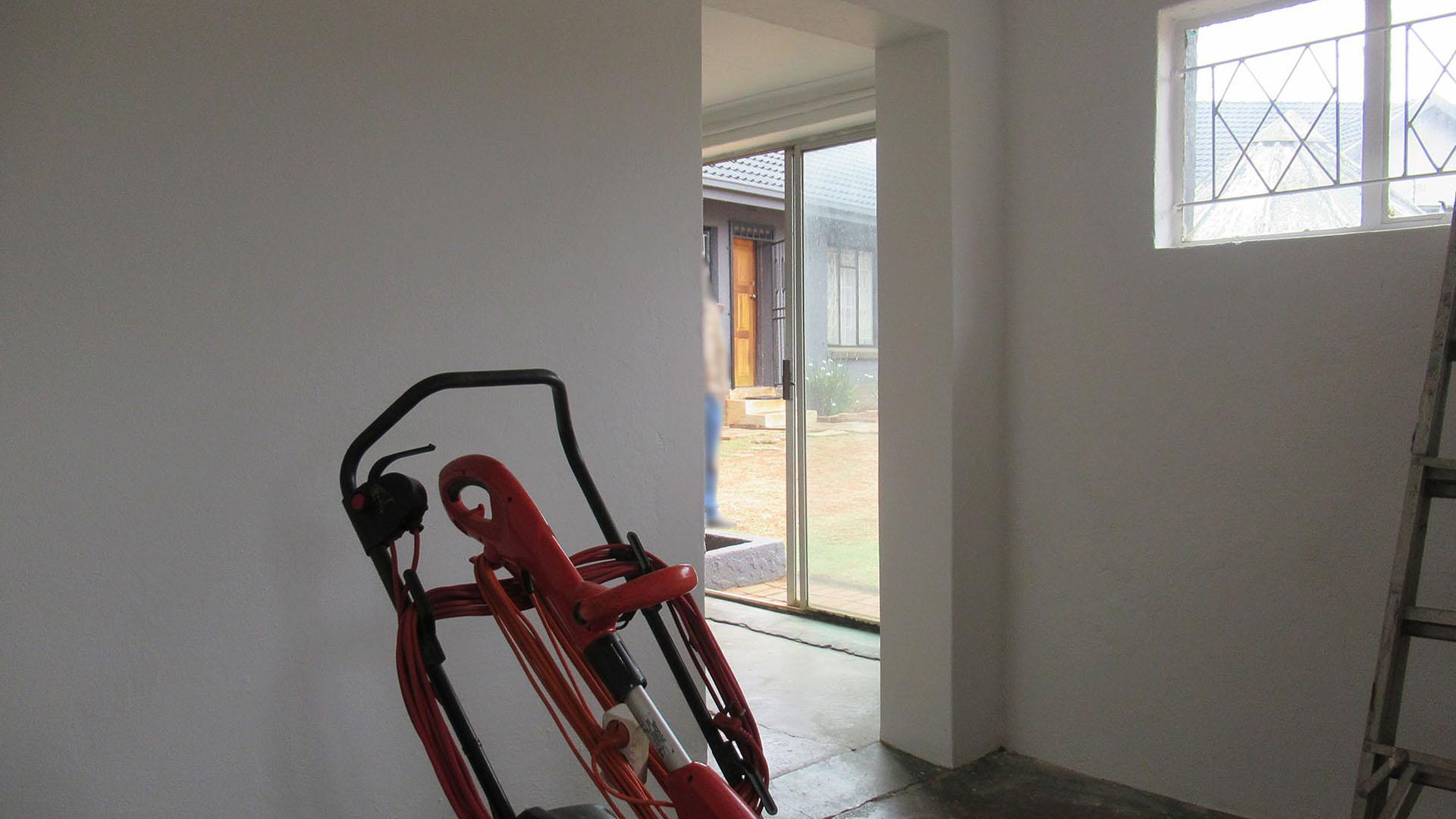 Bed Room 4 - 6 square meters of property in Discovery