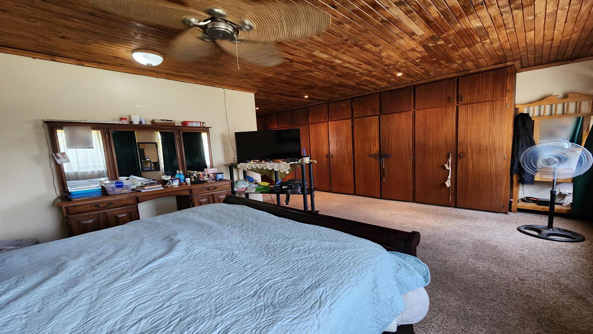 Main Bedroom of property in Ermelo